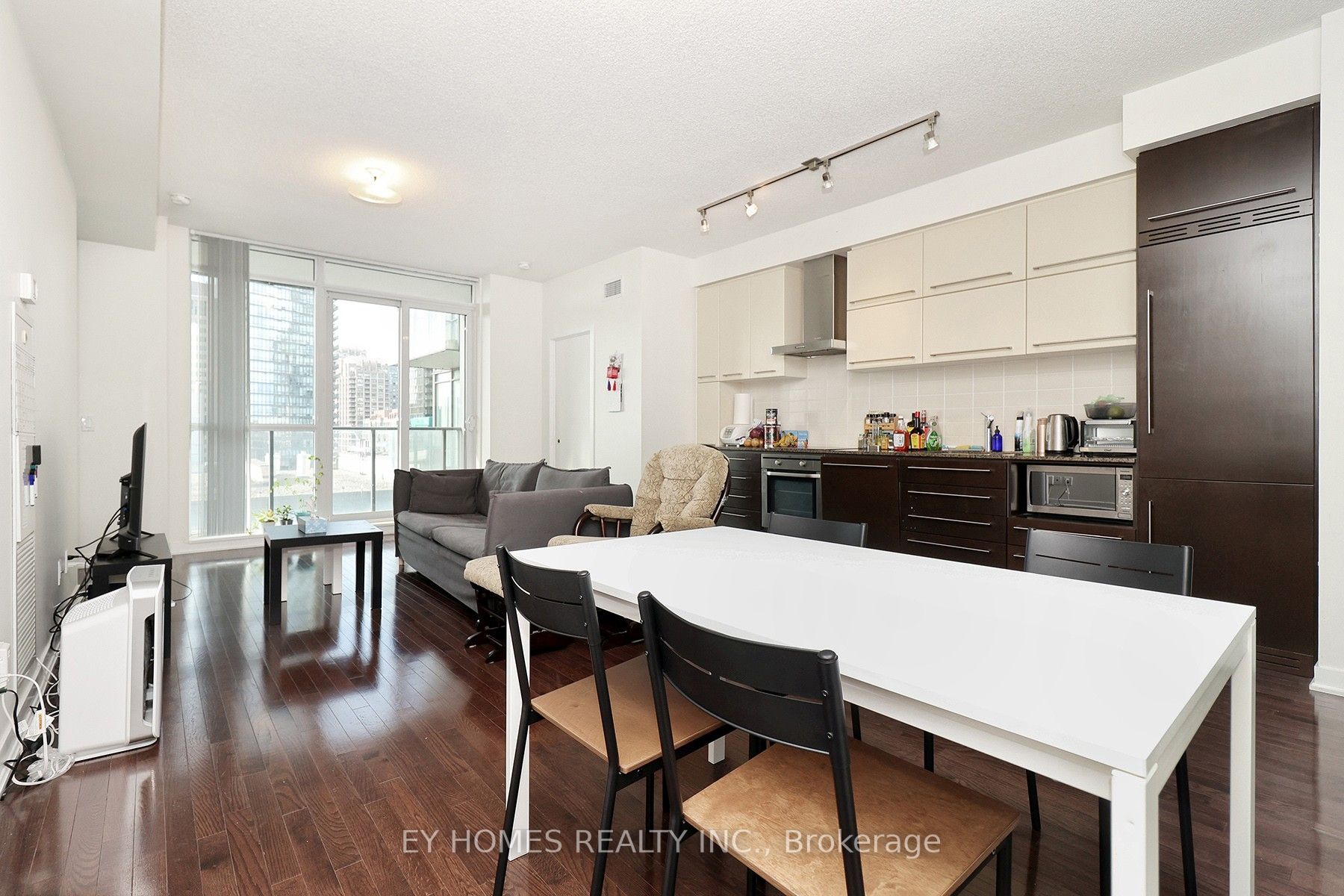 770 Bay St, #1613