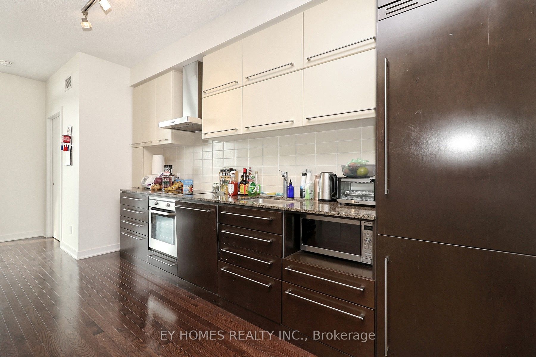 770 Bay St, #1613