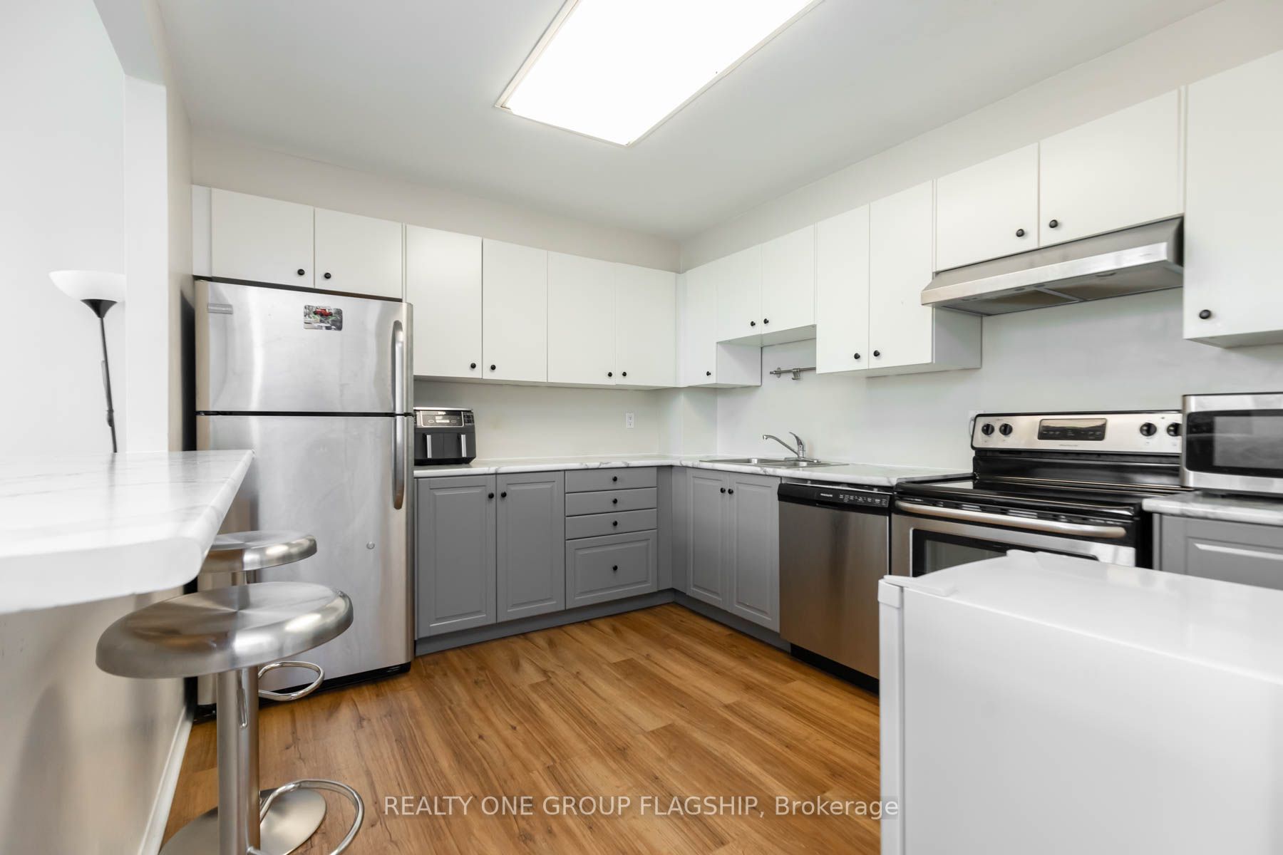 1901 Yonge St, #201