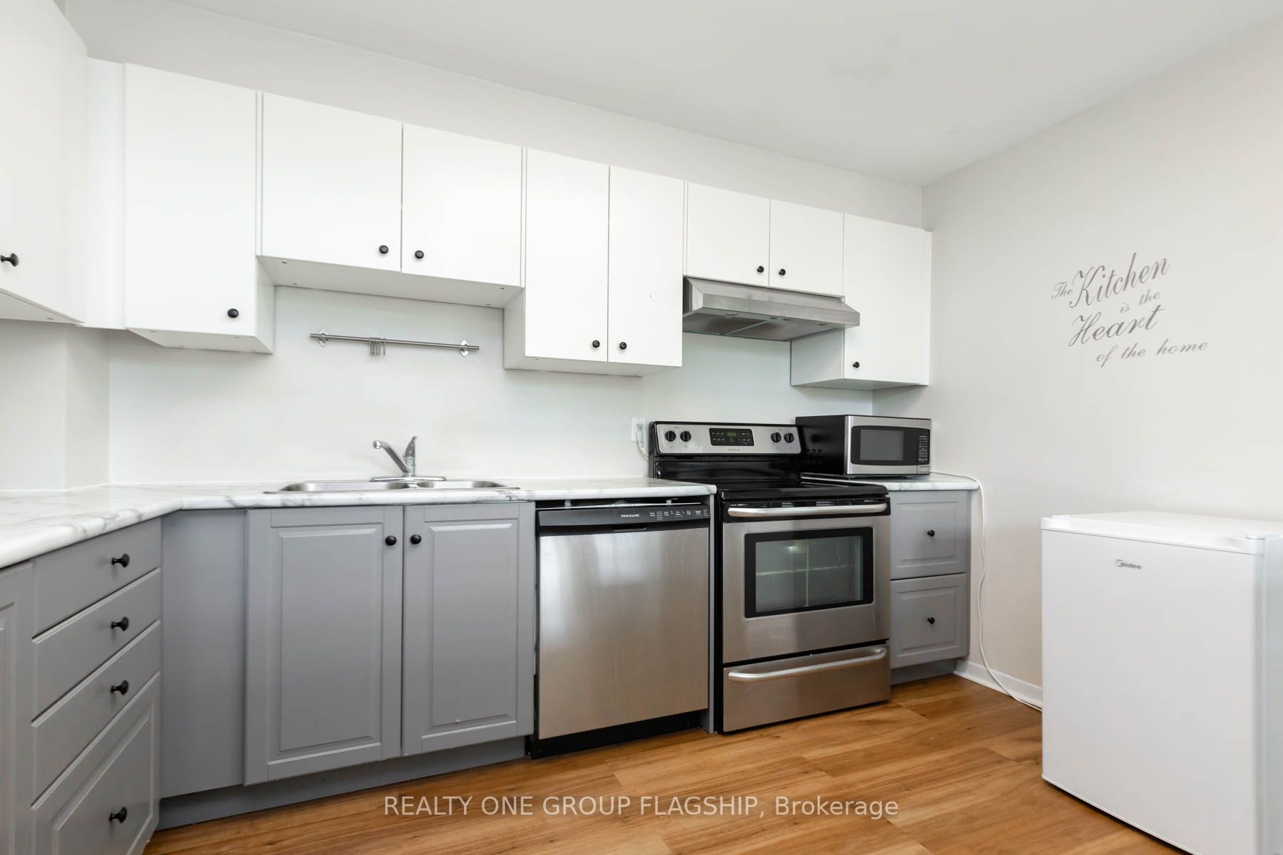 1901 Yonge St, #201