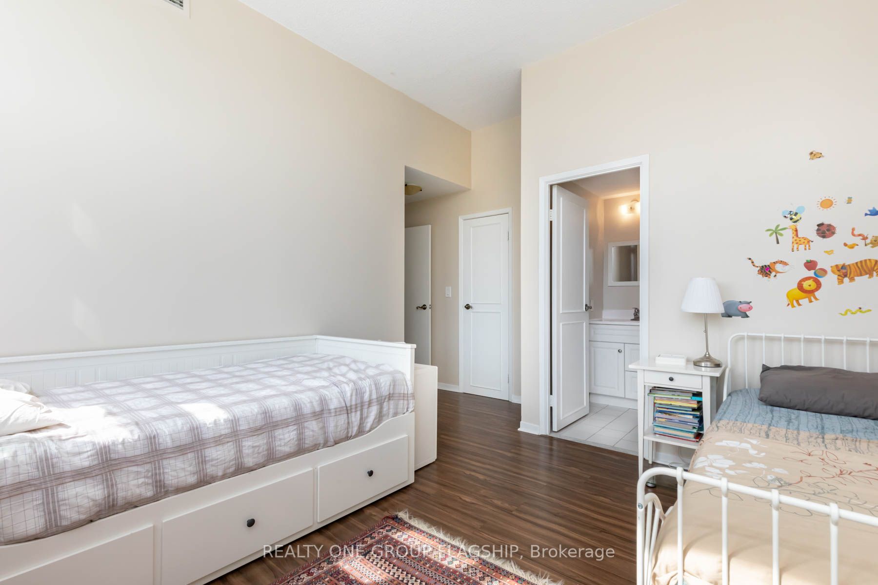 1901 Yonge St, #201