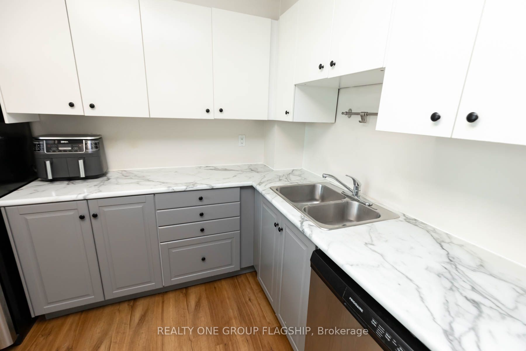 1901 Yonge St, #201