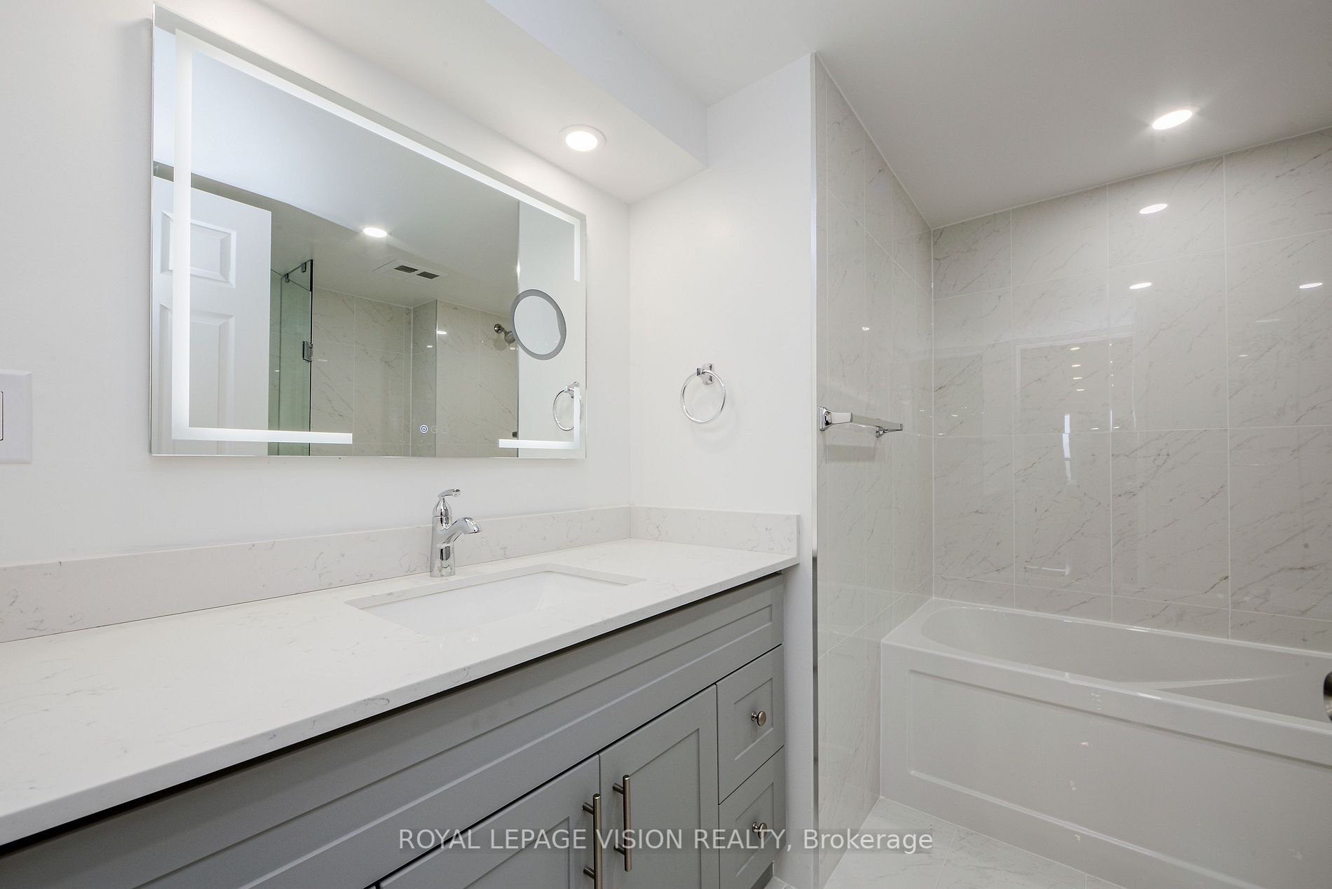 5 Concorde Pl, #1911