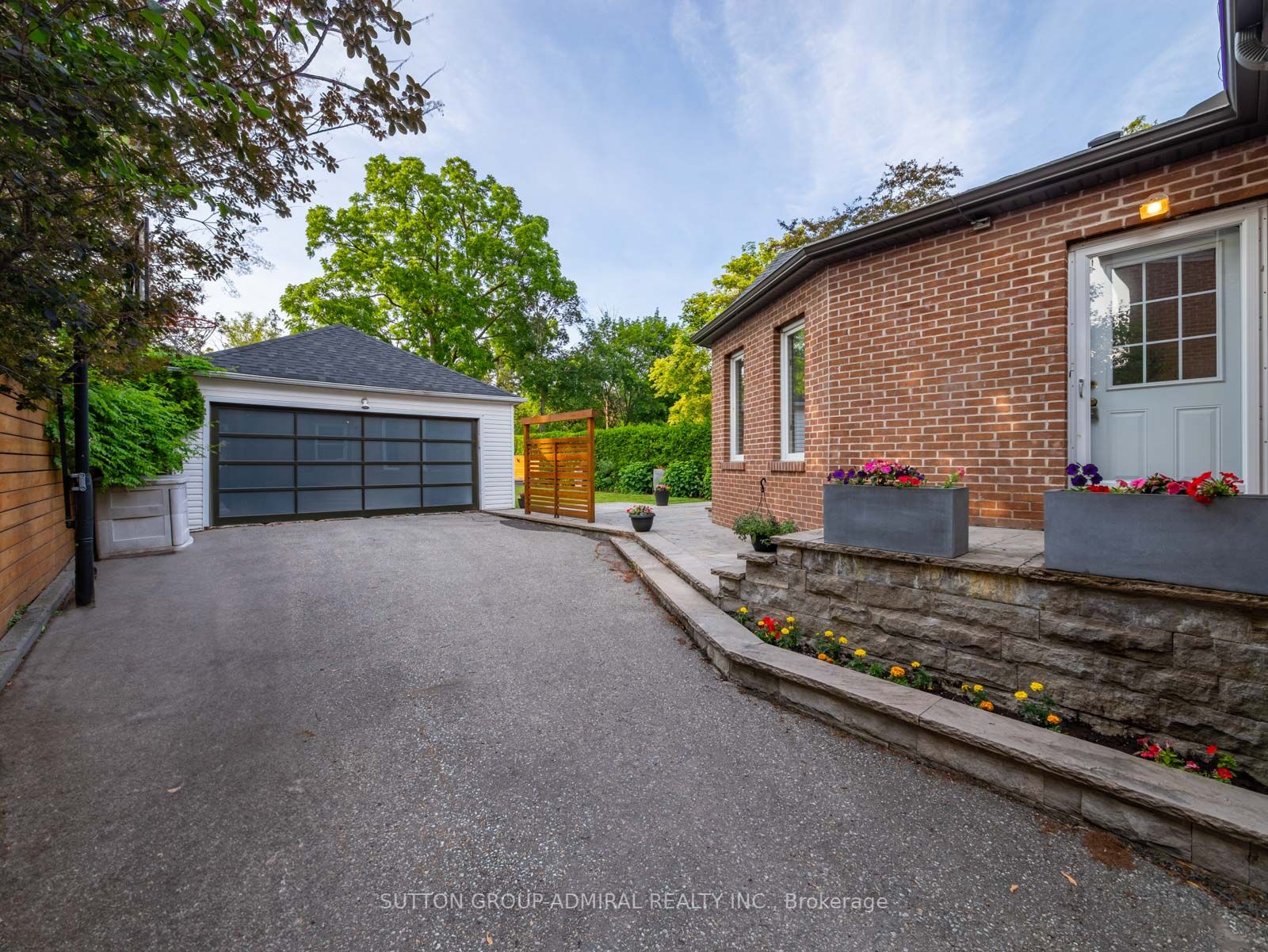 216 Glencairn Ave