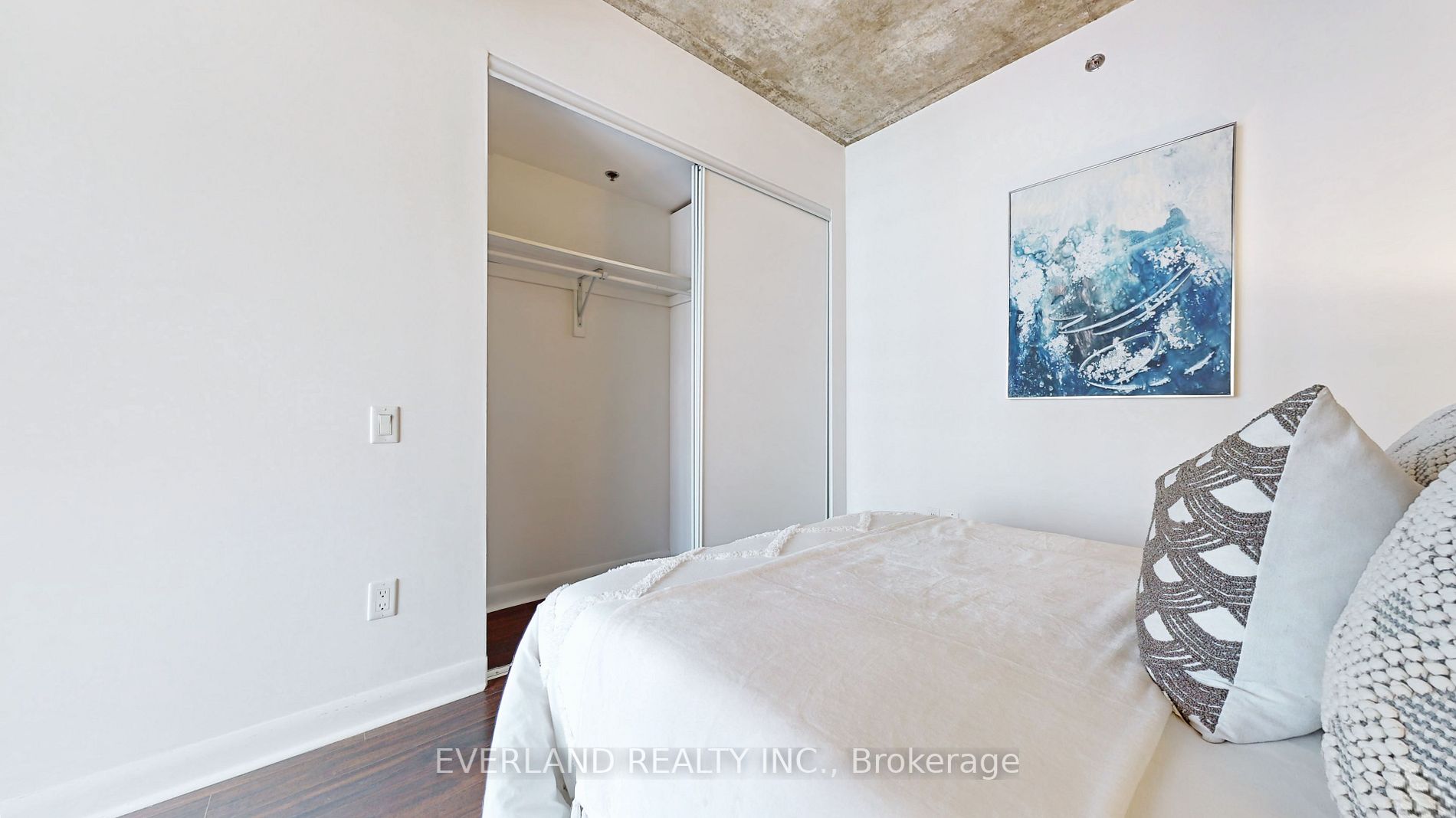 375 King St W, #2408