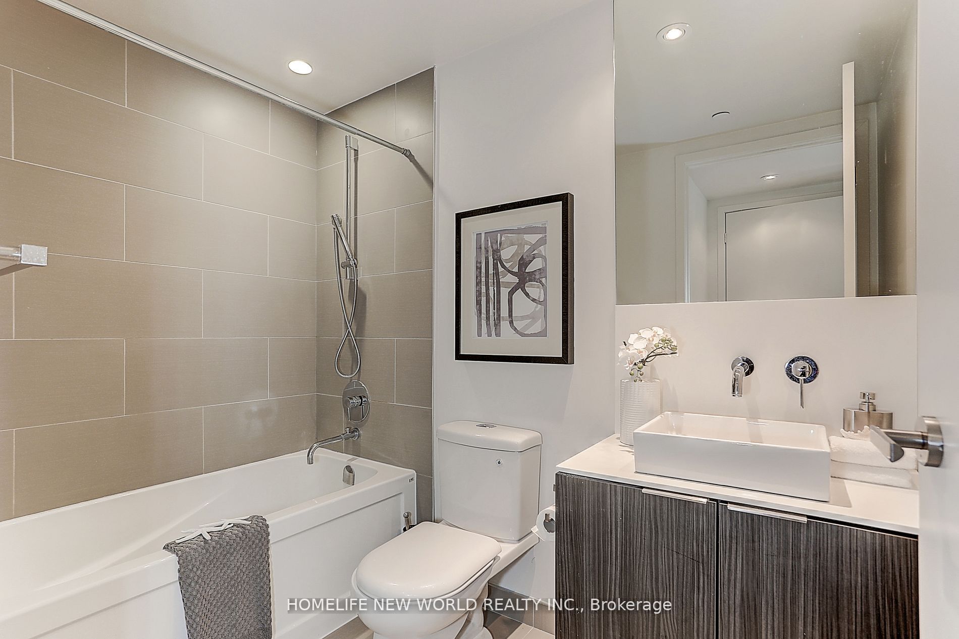 159 Dundas St E, #607