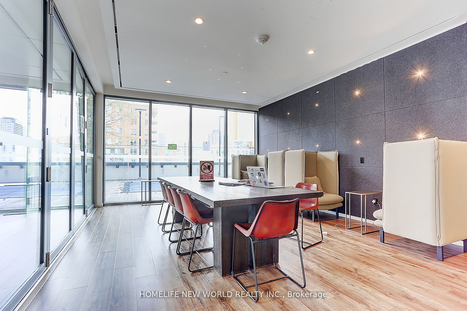 159 Dundas St E, #607