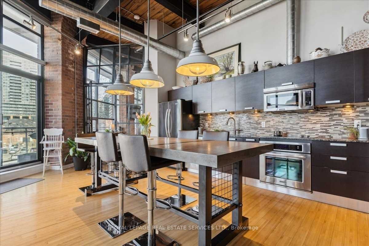 43 Hanna Ave, #306