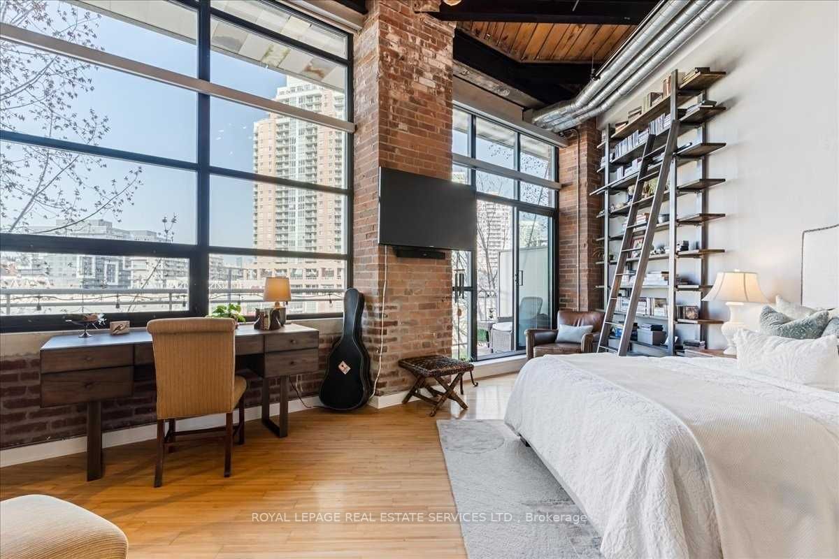 43 Hanna Ave, #306