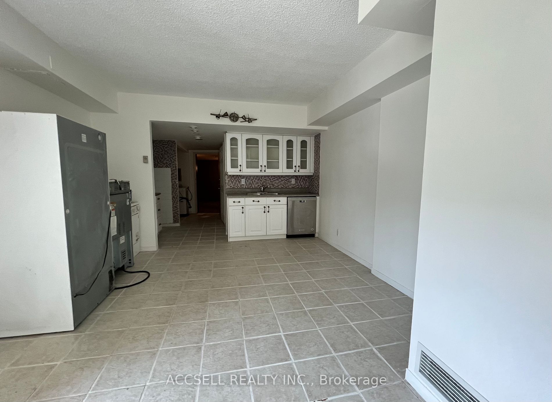 77 Harbour Sq, #607