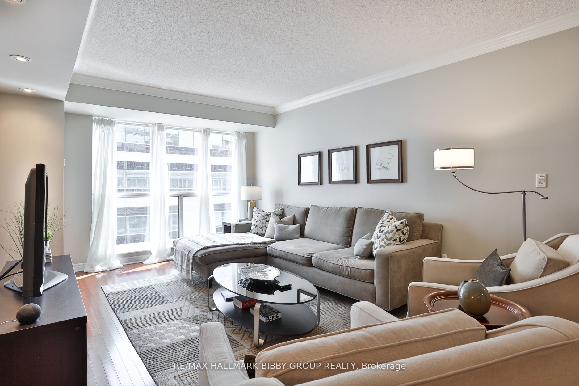 270 Wellington St W, #1112