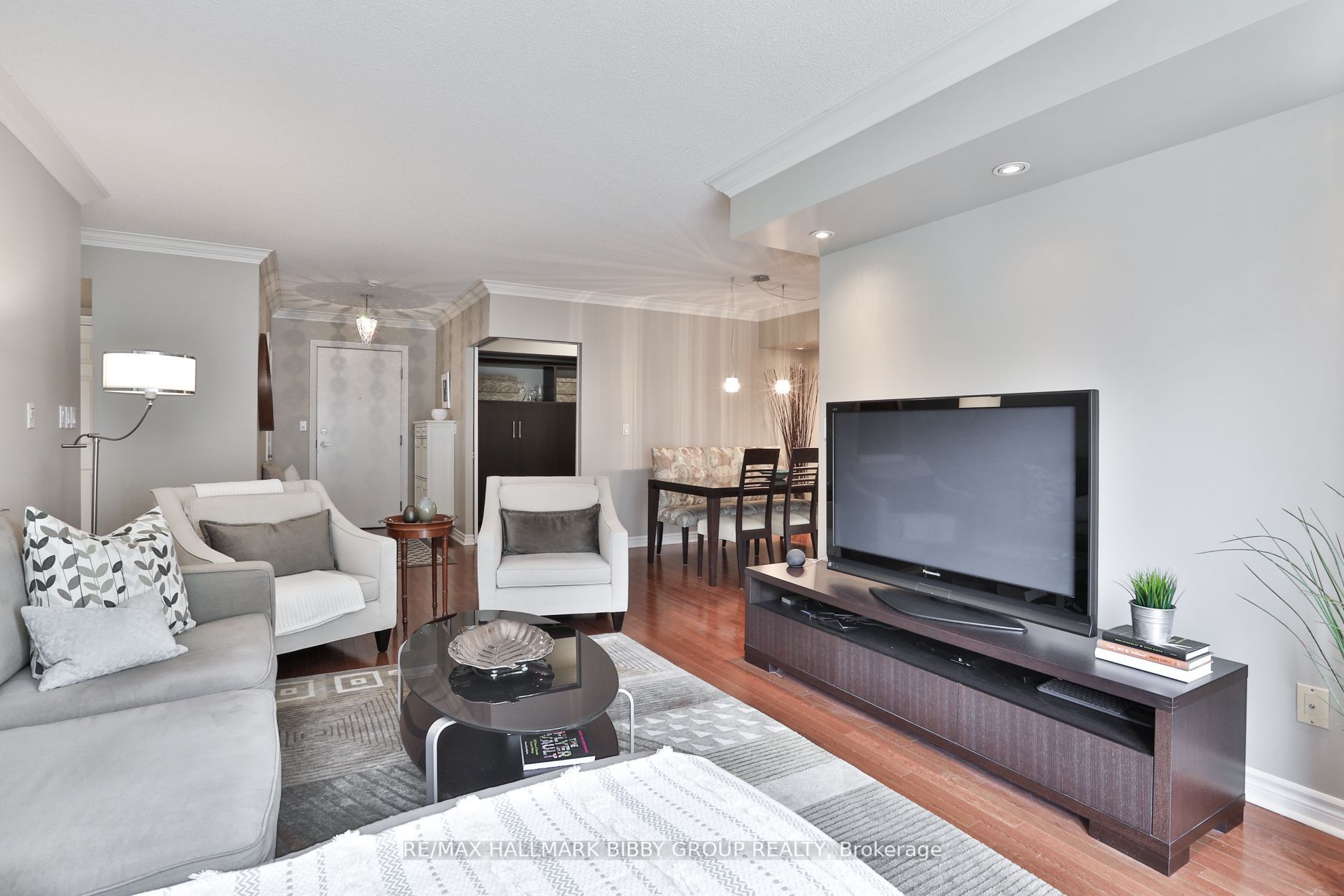270 Wellington St W, #1112