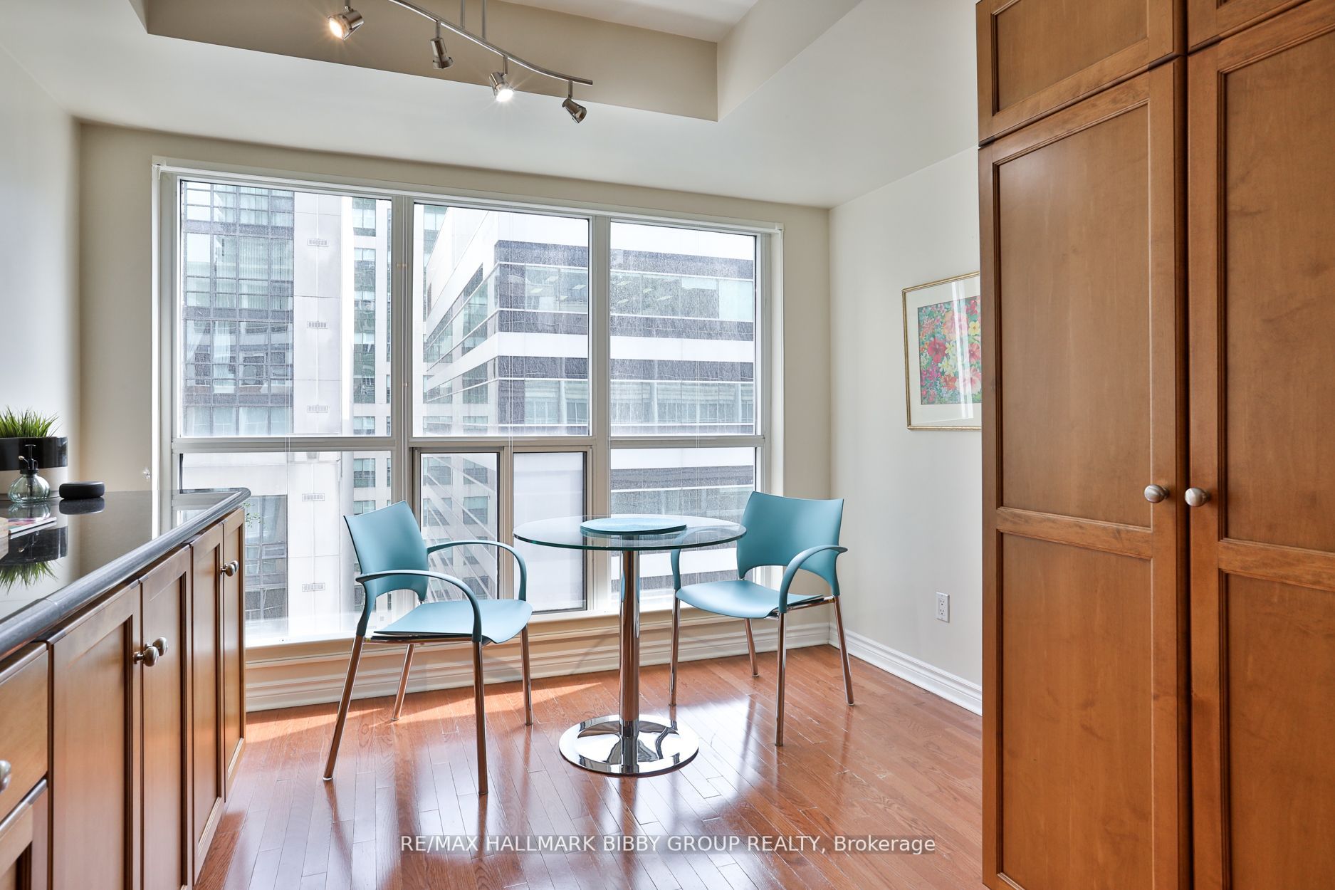 270 Wellington St W, #1112