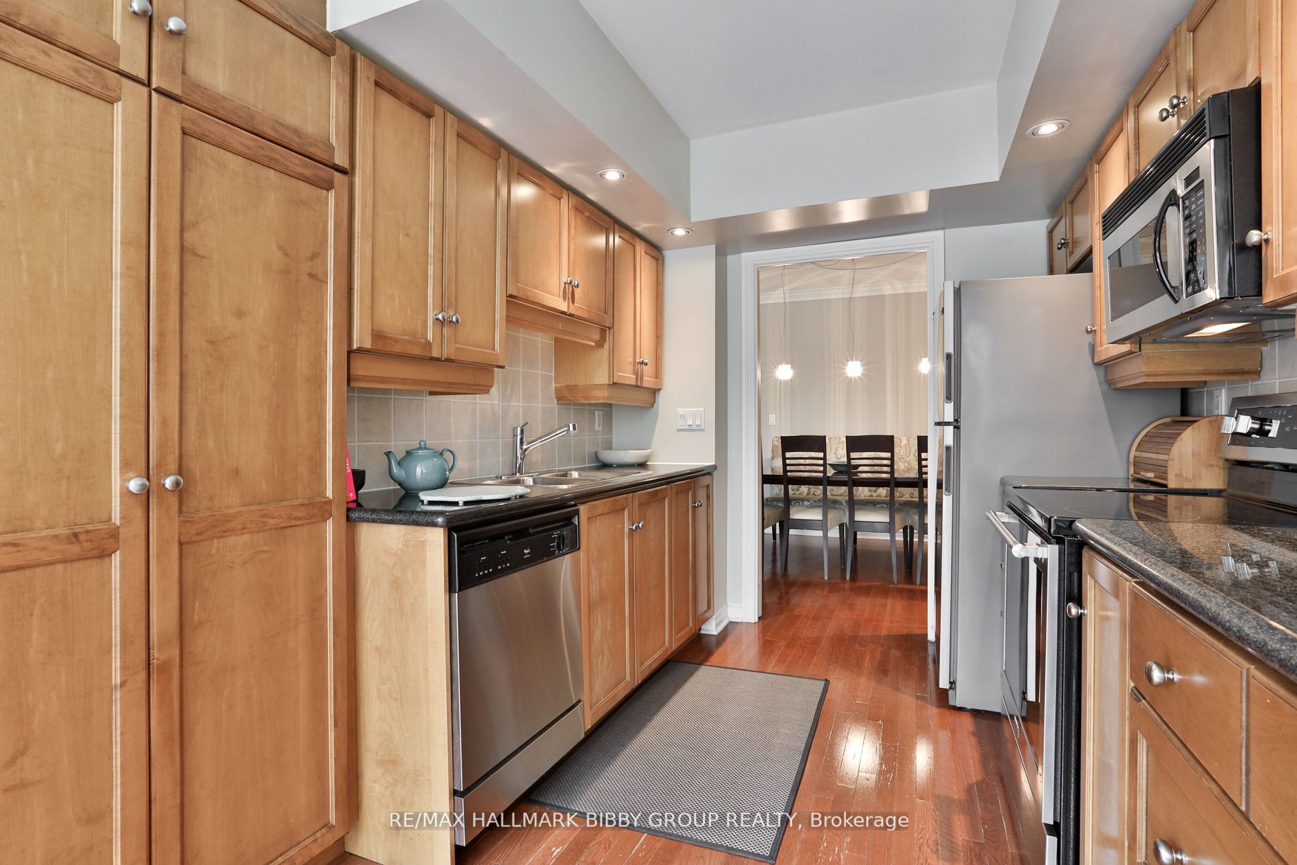 270 Wellington St W, #1112