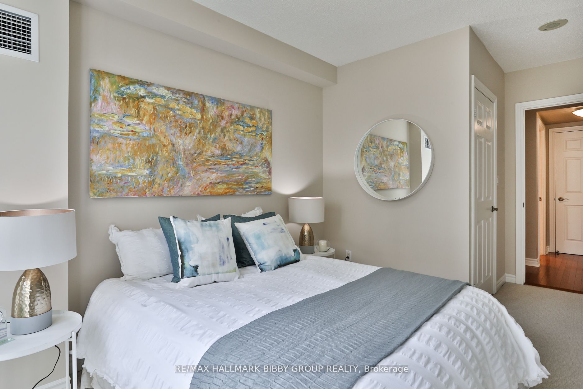 270 Wellington St W, #1112