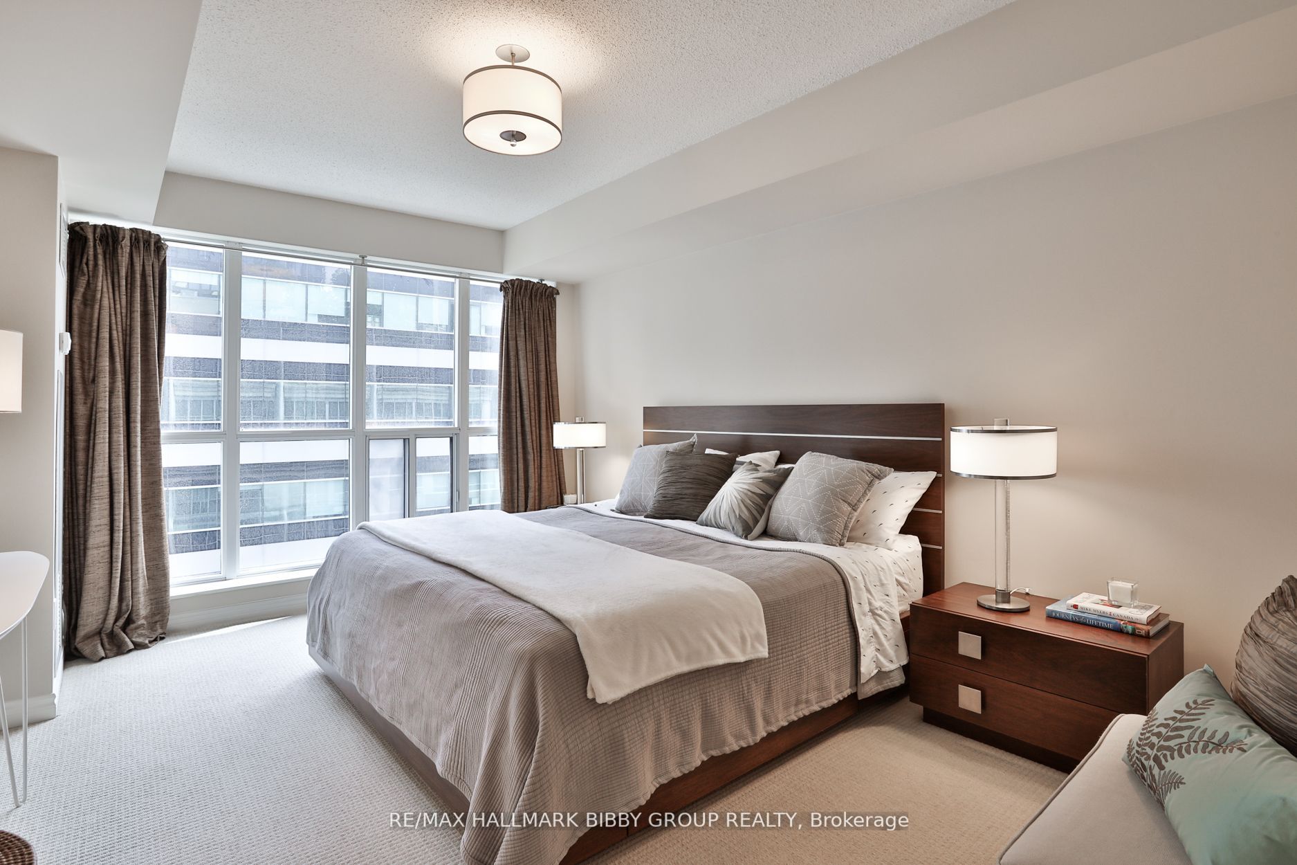 270 Wellington St W, #1112