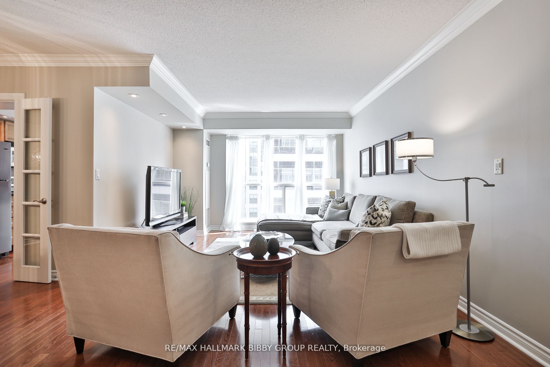 270 Wellington St W, #1112