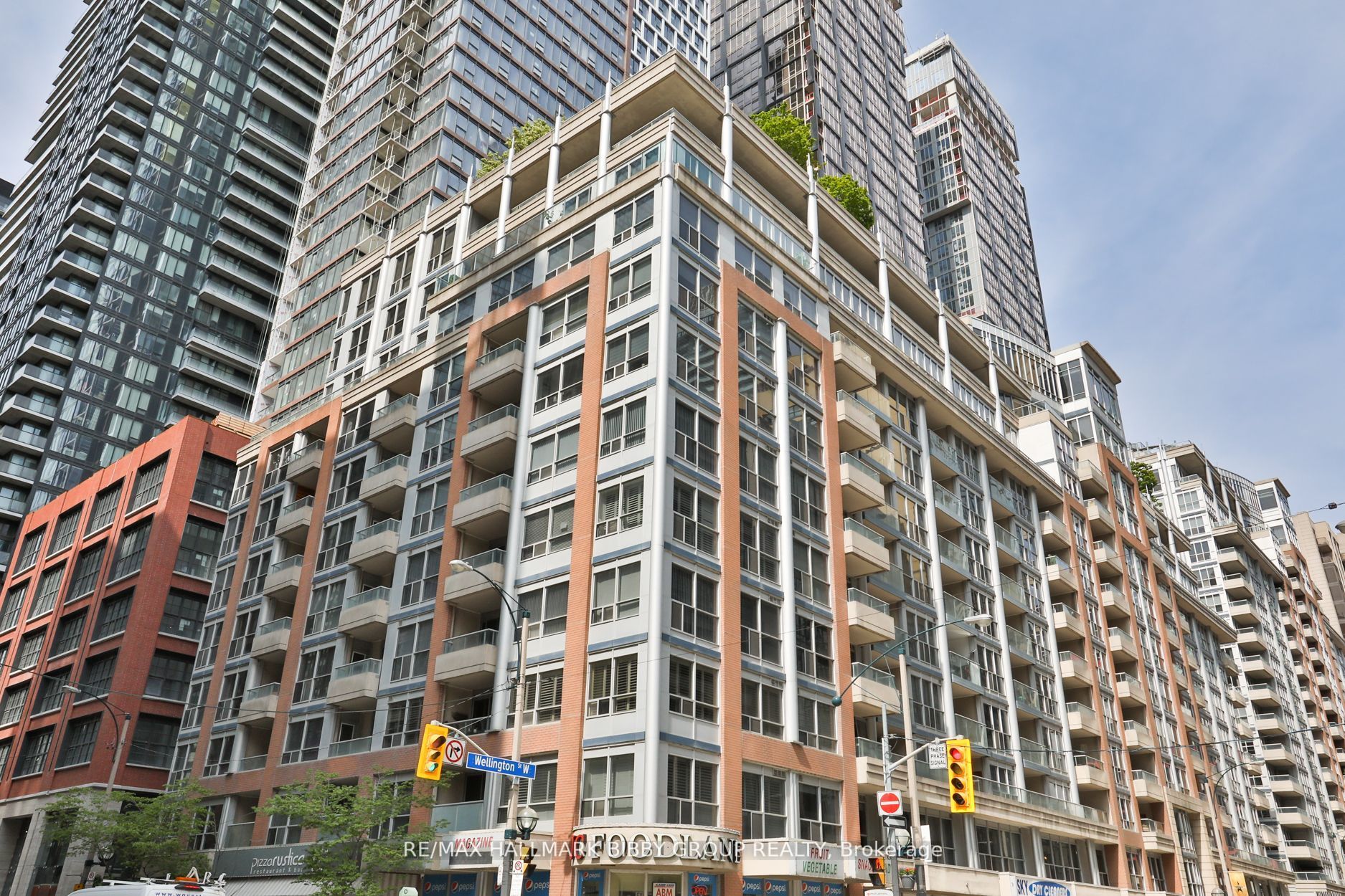 270 Wellington St W, #1112