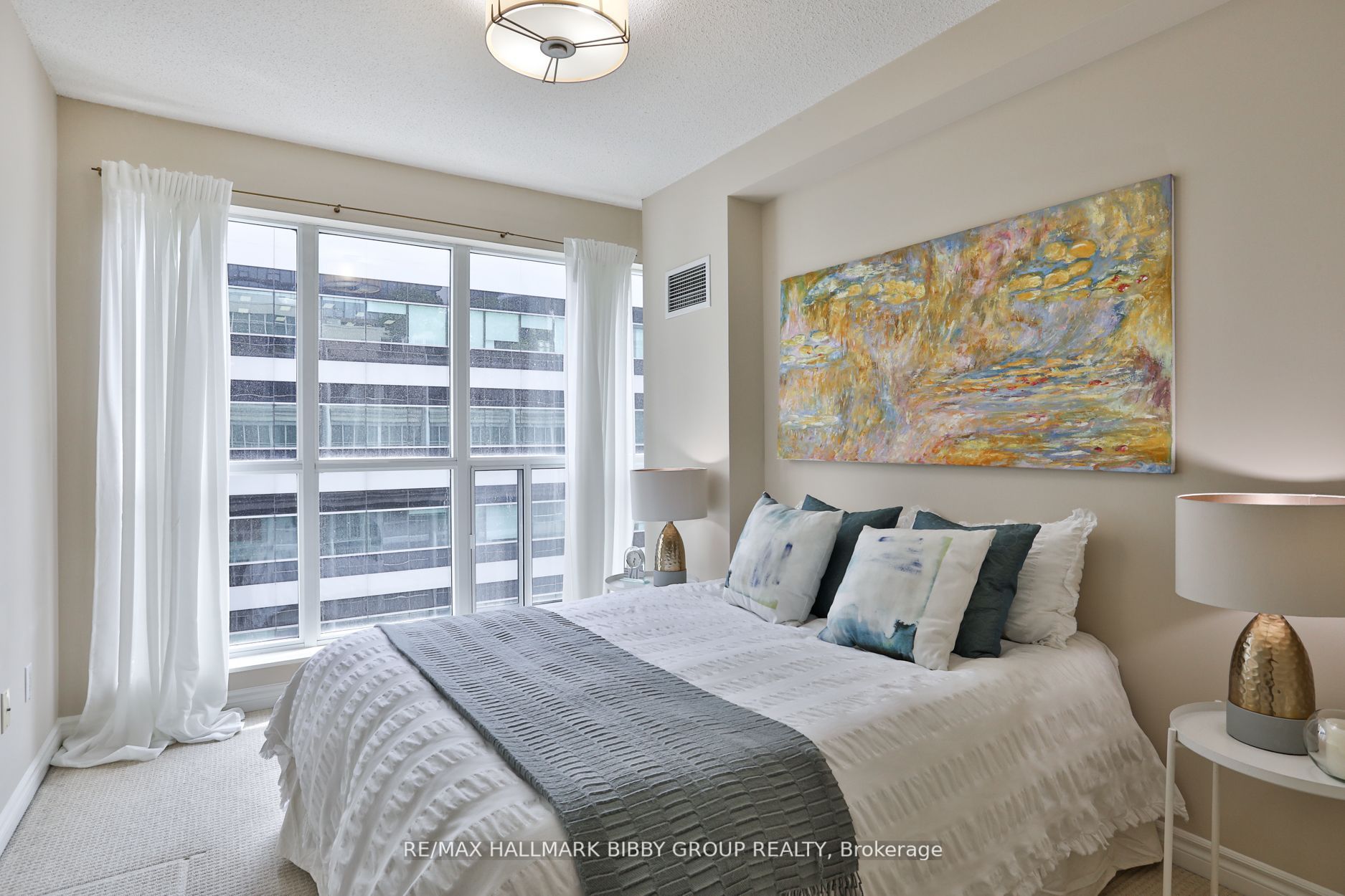270 Wellington St W, #1112