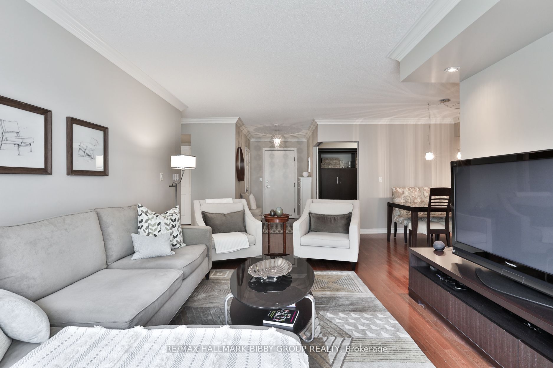 270 Wellington St W, #1112