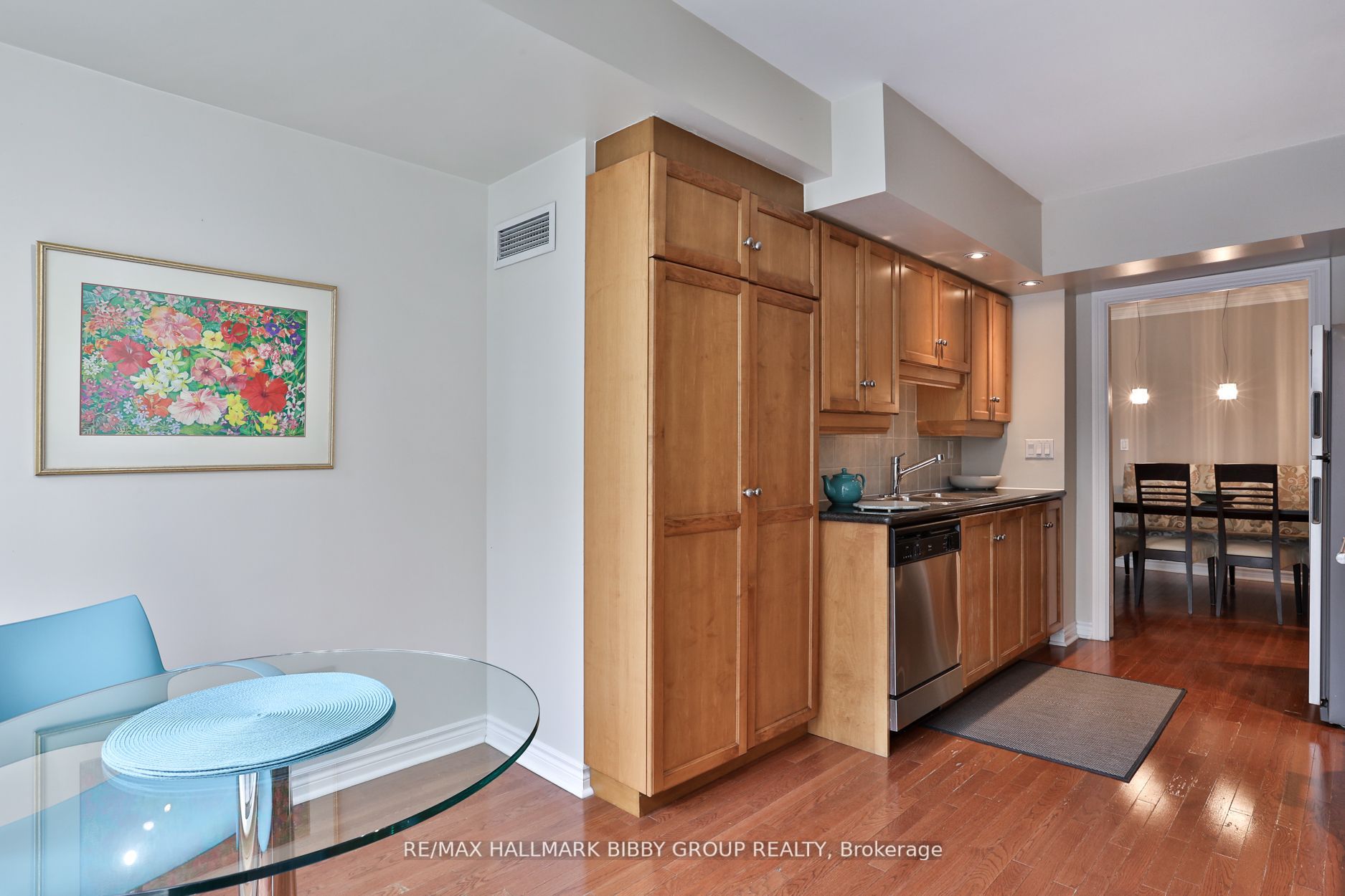 270 Wellington St W, #1112