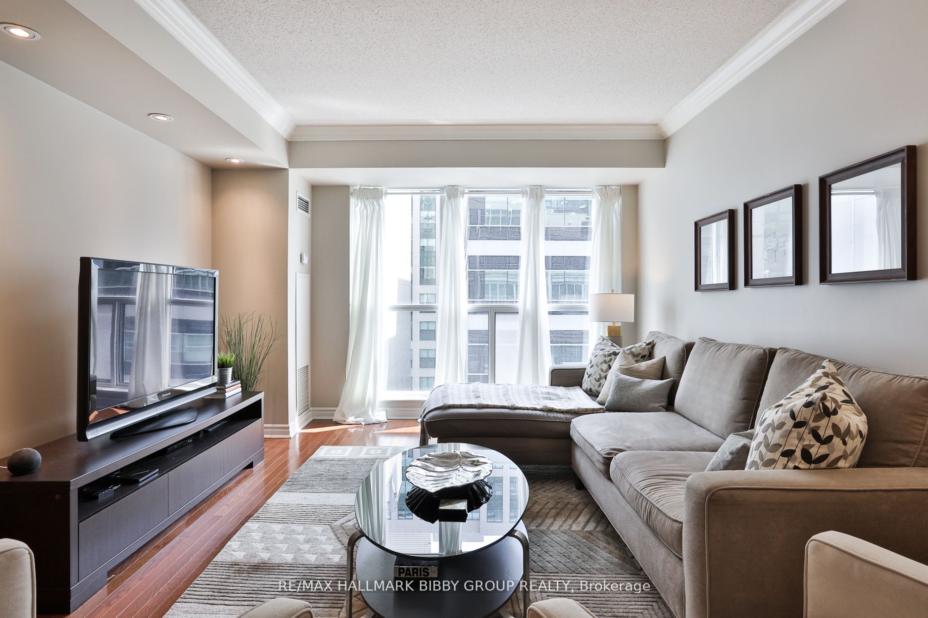 270 Wellington St W, #1112