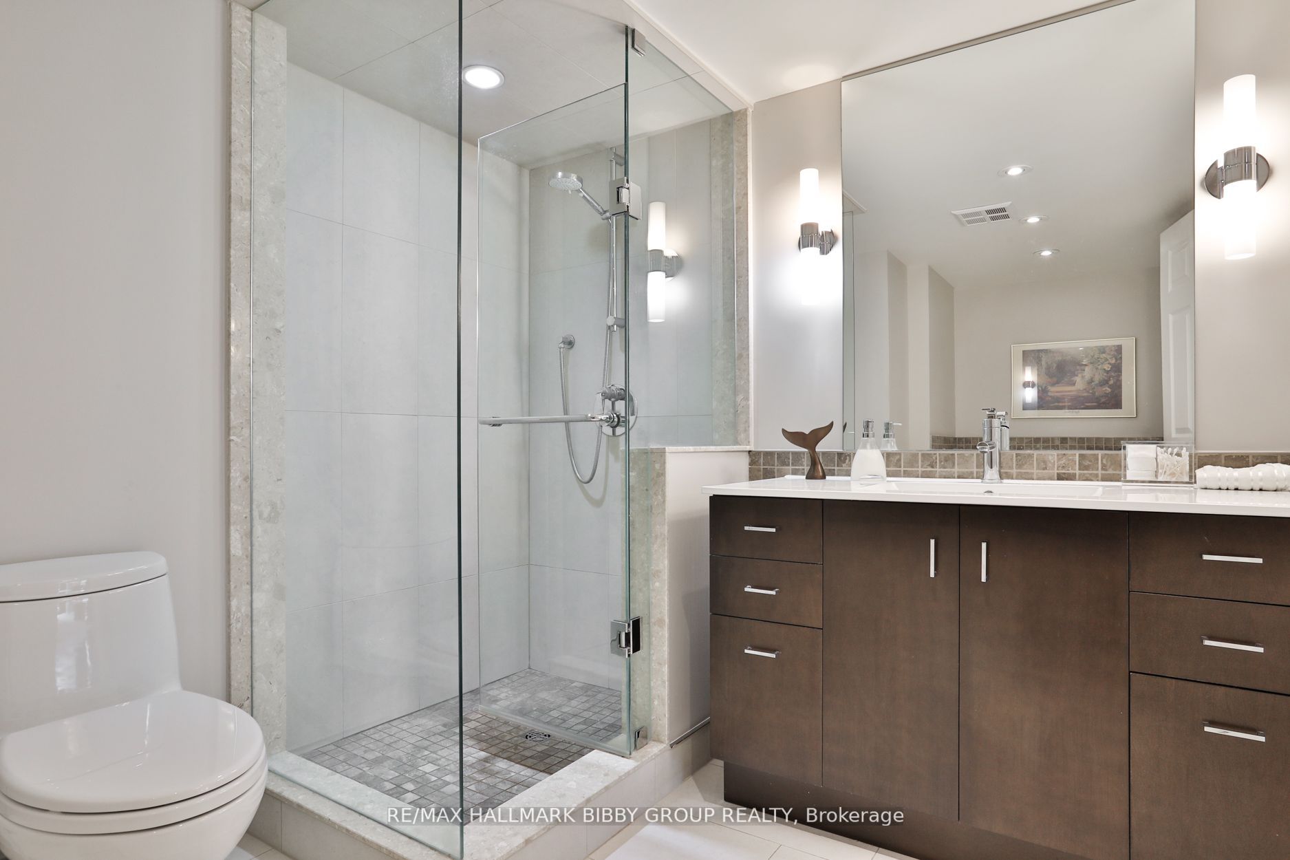 270 Wellington St W, #1112