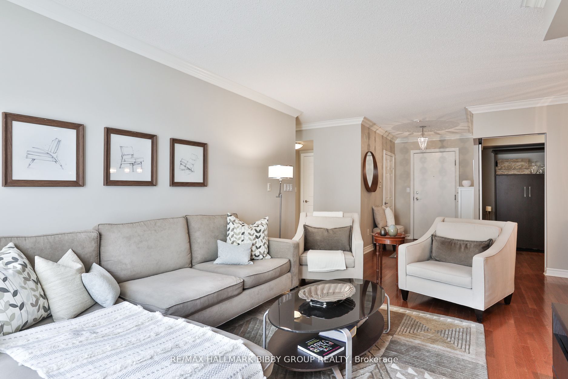 270 Wellington St W, #1112