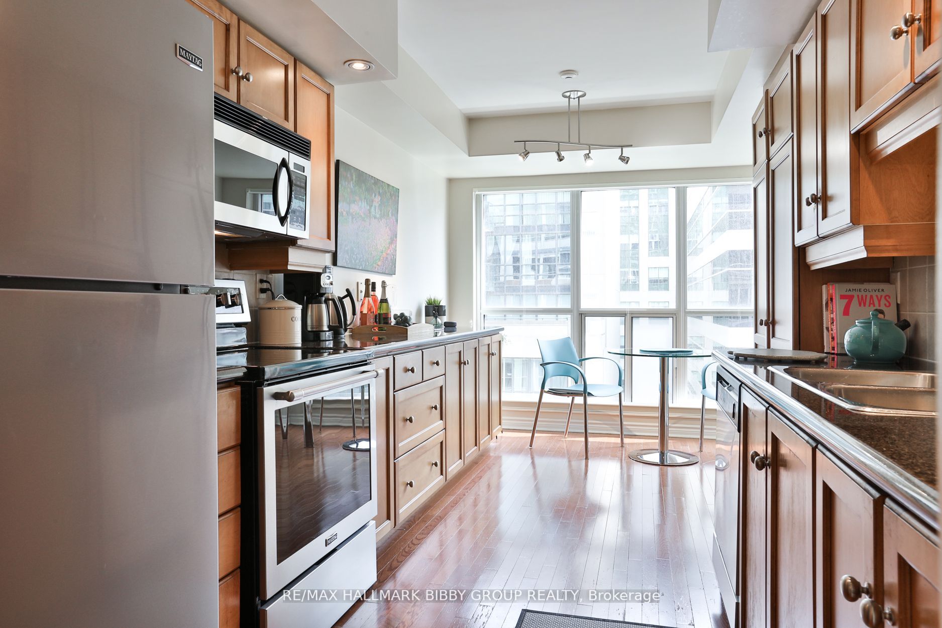 270 Wellington St W, #1112