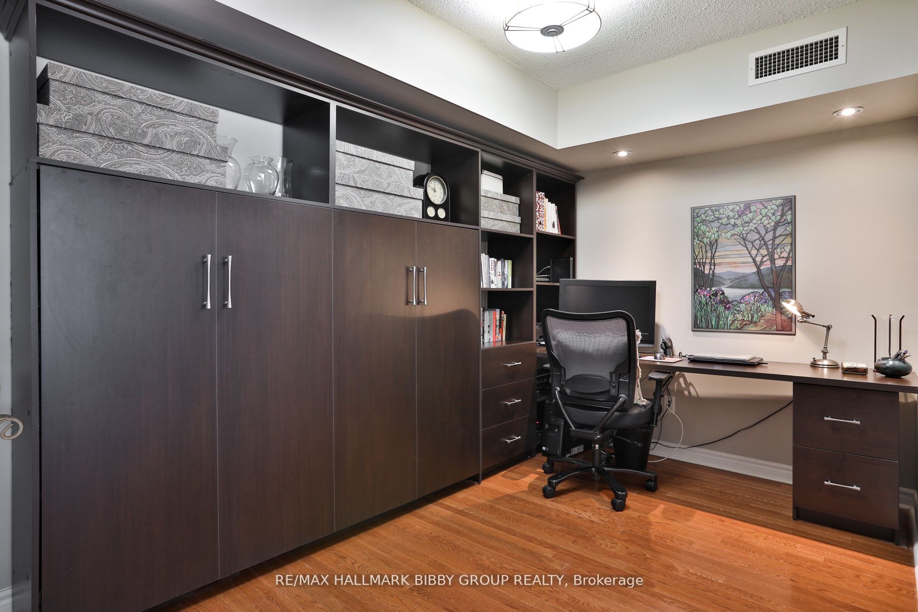 270 Wellington St W, #1112