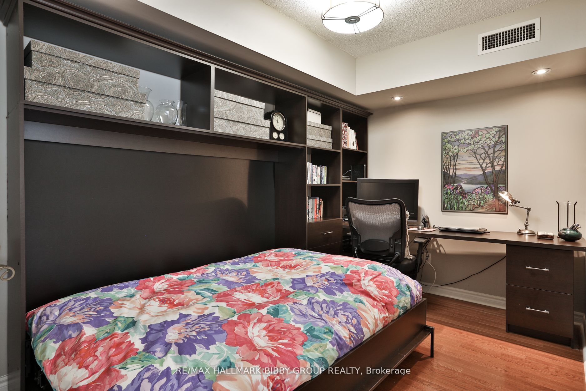 270 Wellington St W, #1112