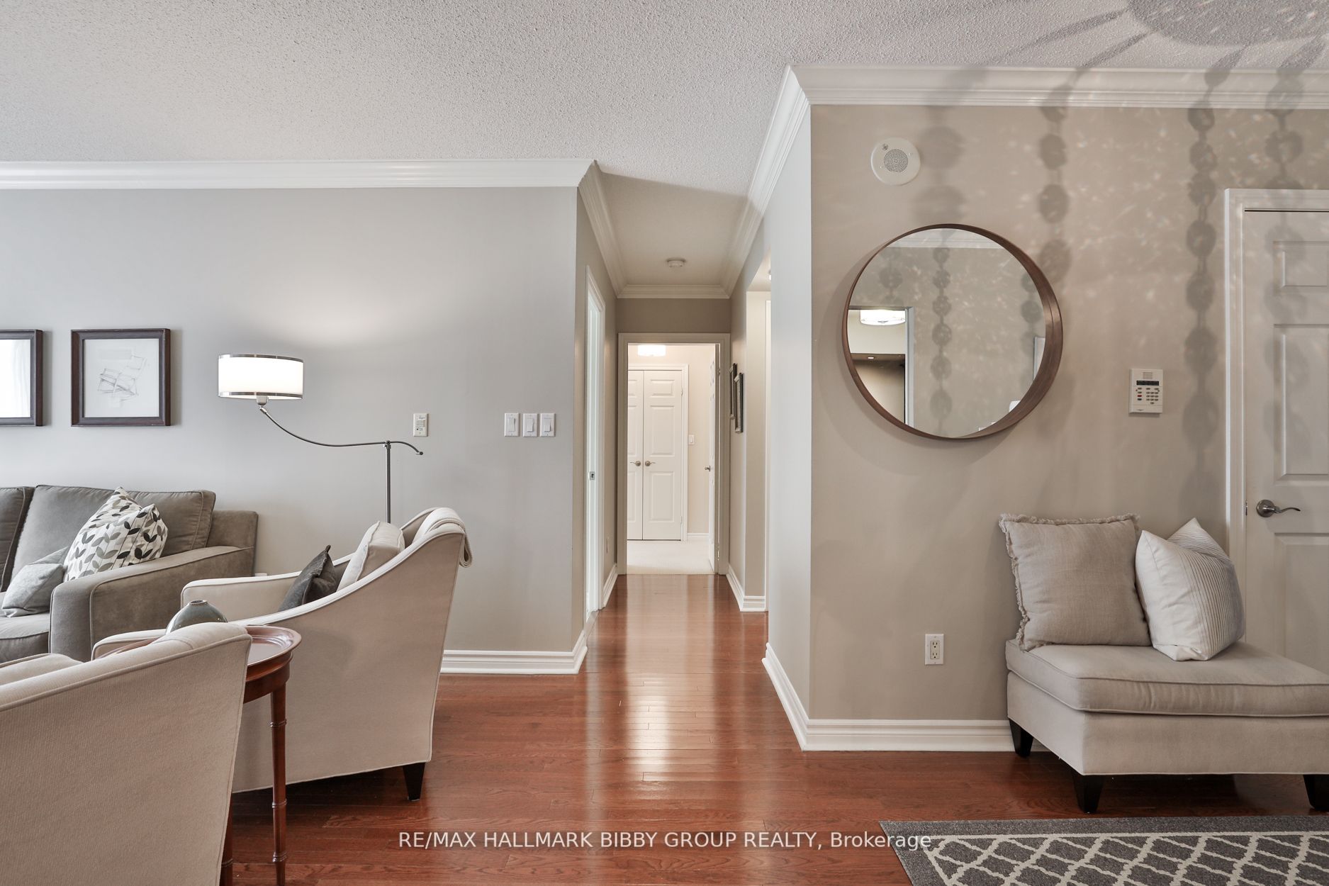 270 Wellington St W, #1112