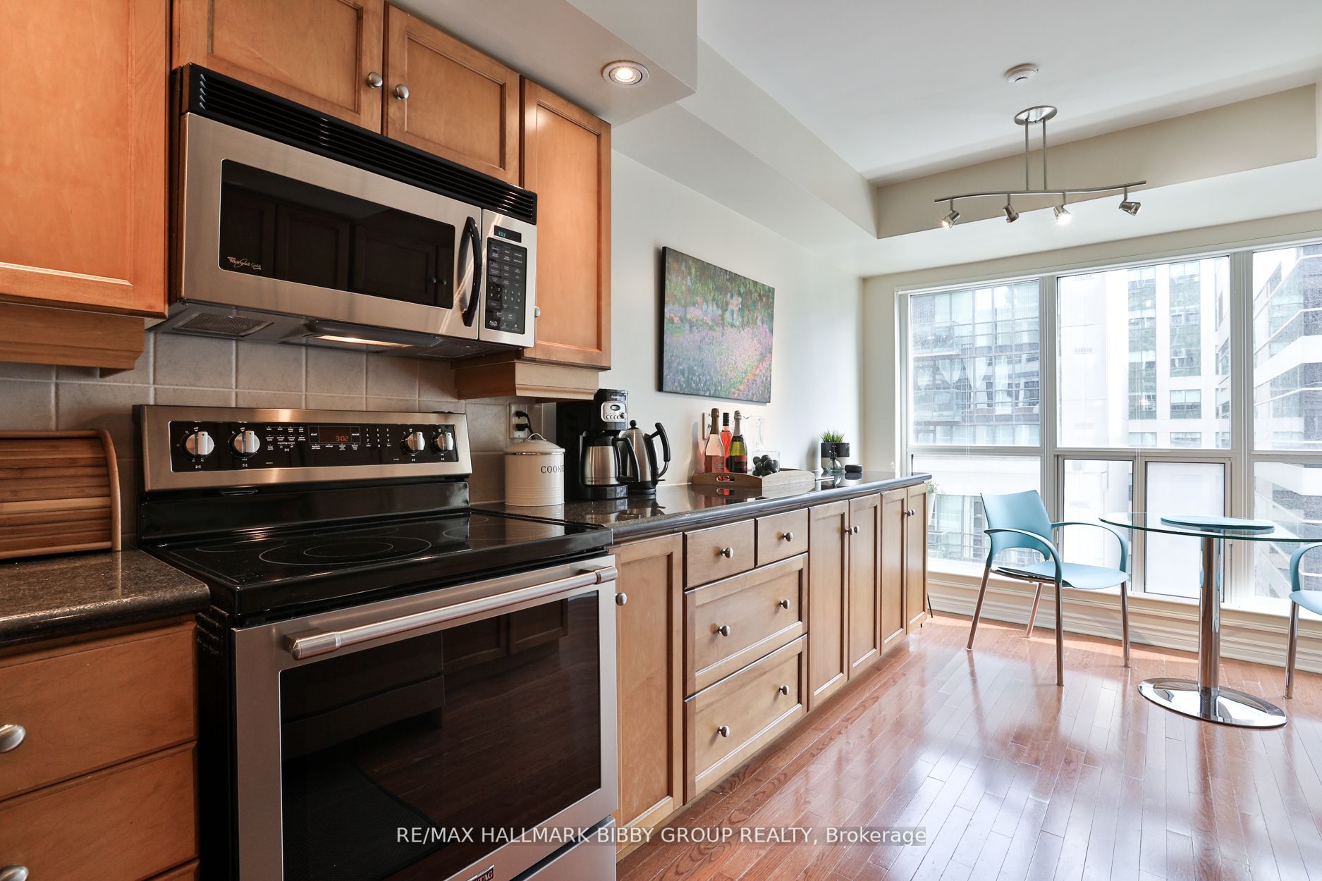 270 Wellington St W, #1112