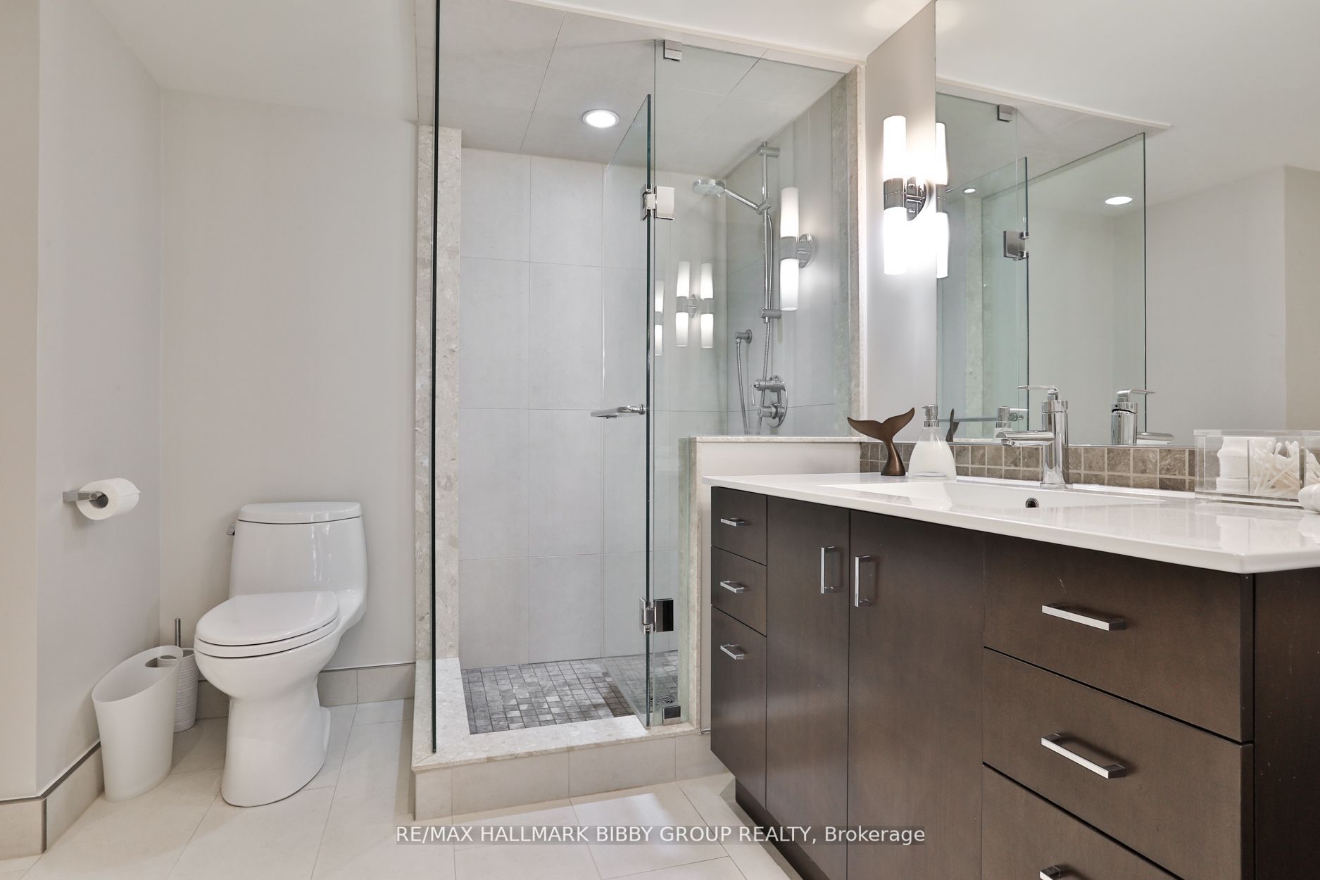 270 Wellington St W, #1112