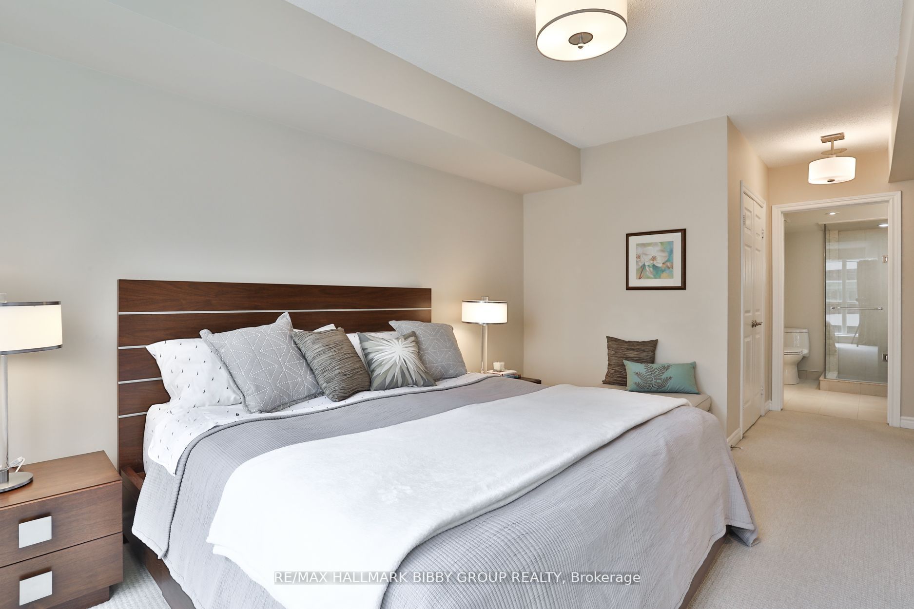 270 Wellington St W, #1112