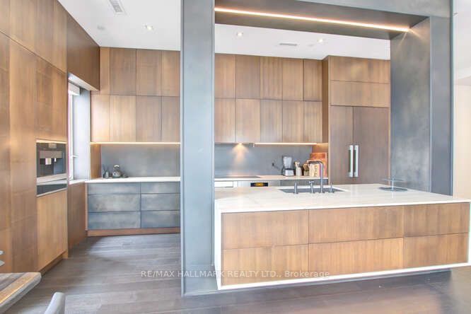 700 King St W, #612