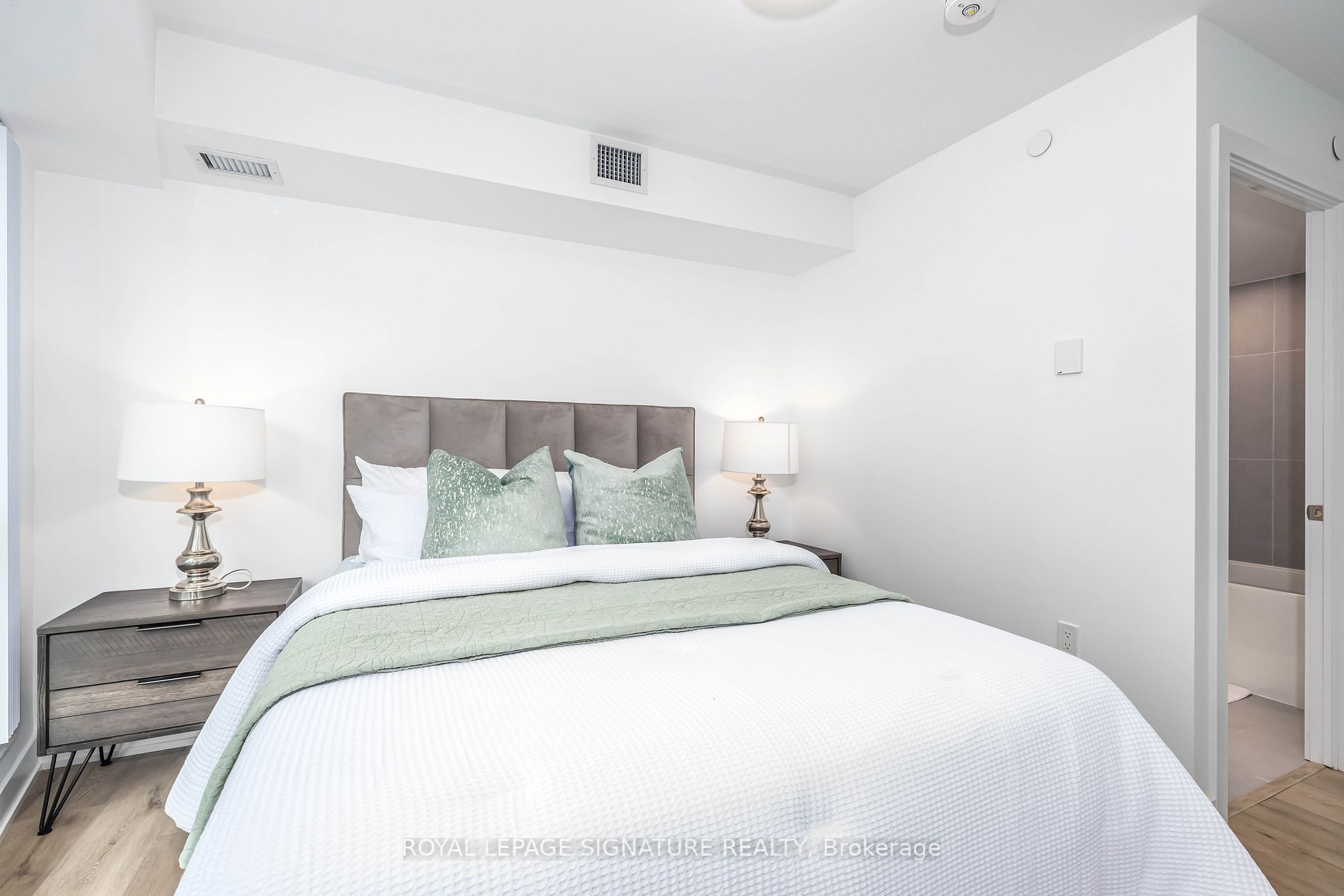 585 Bloor St E, #1322