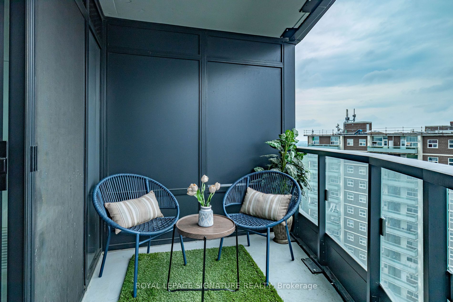 585 Bloor St E, #1322