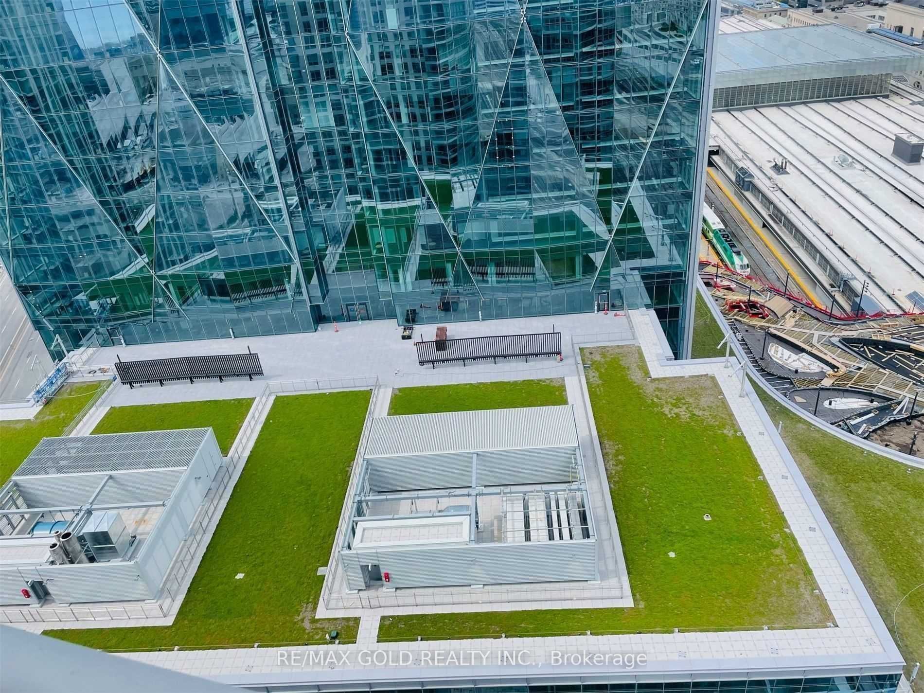 18 Yonge St, #2802
