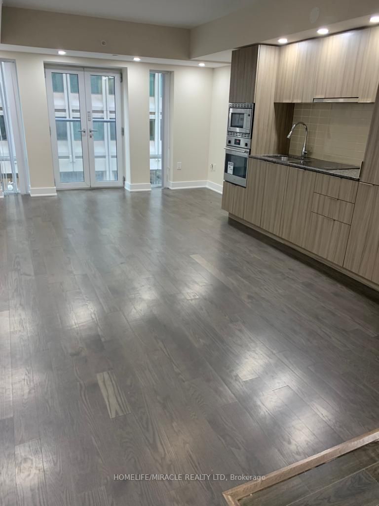 955 Bay St N, #421