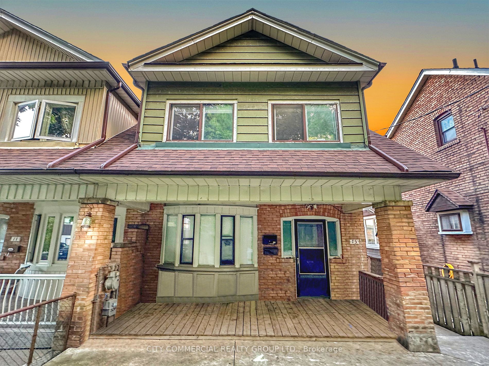 15 Regal Rd
