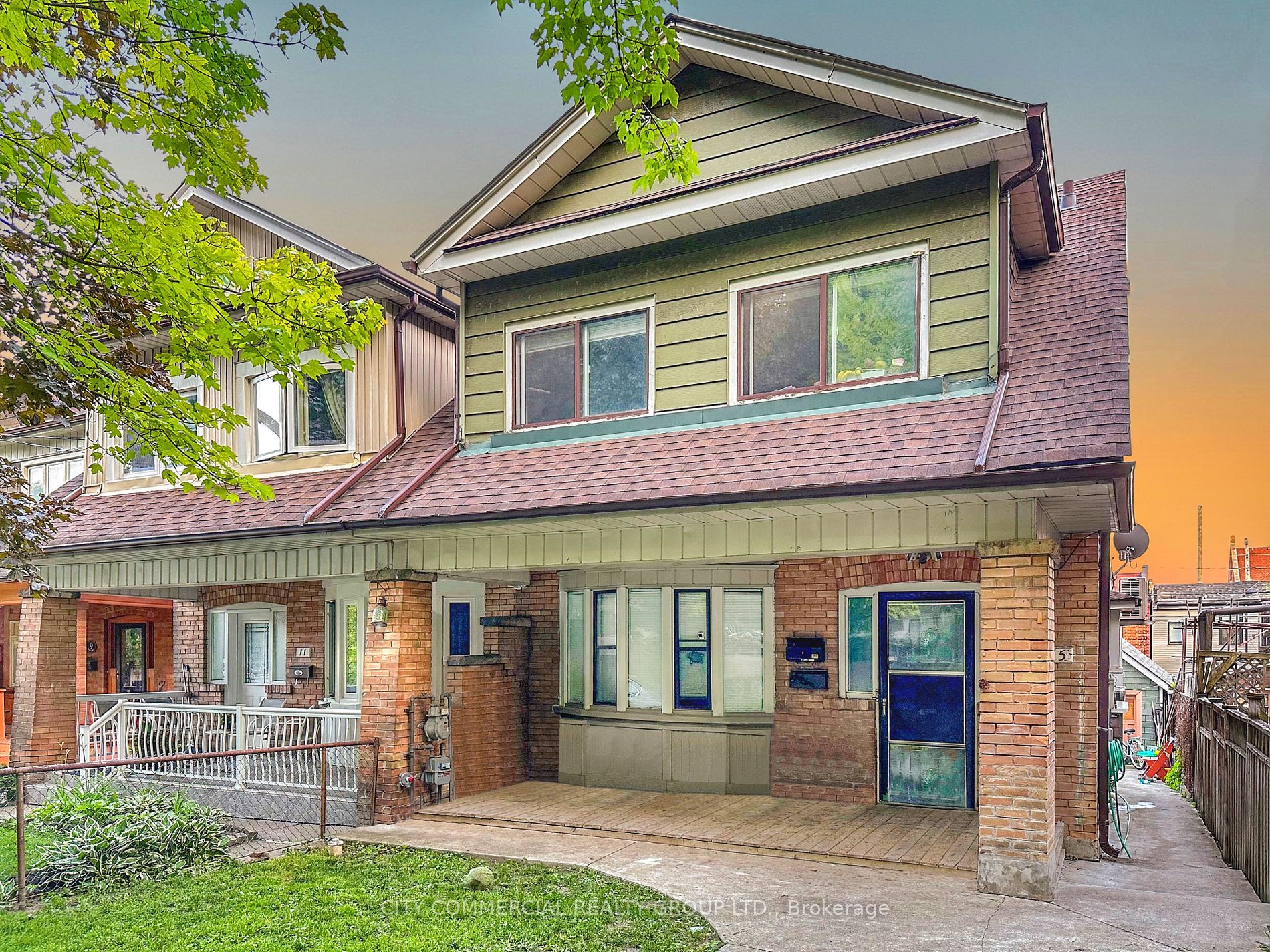 15 Regal Rd