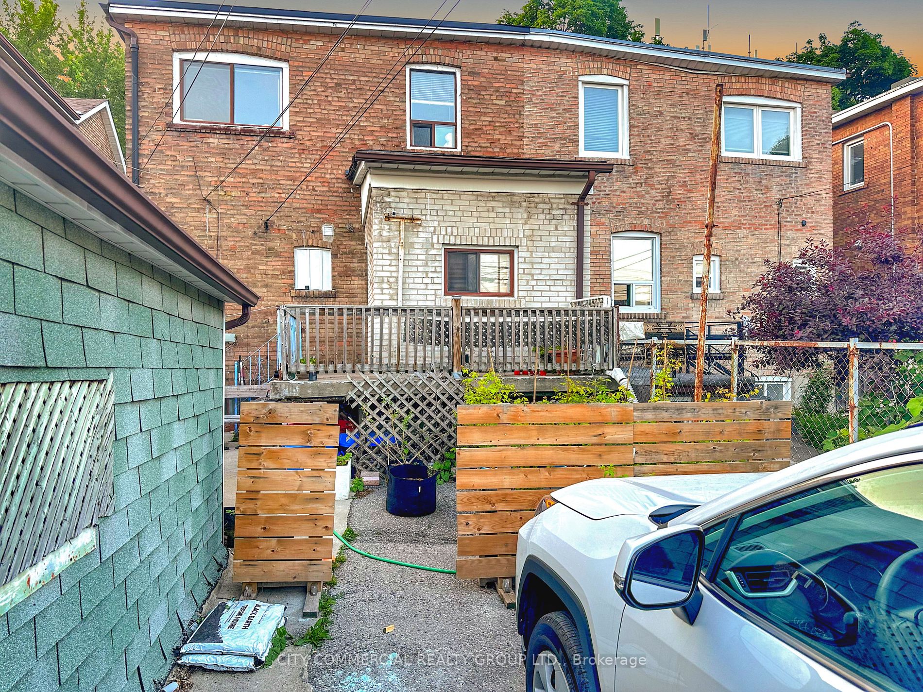 15 Regal Rd