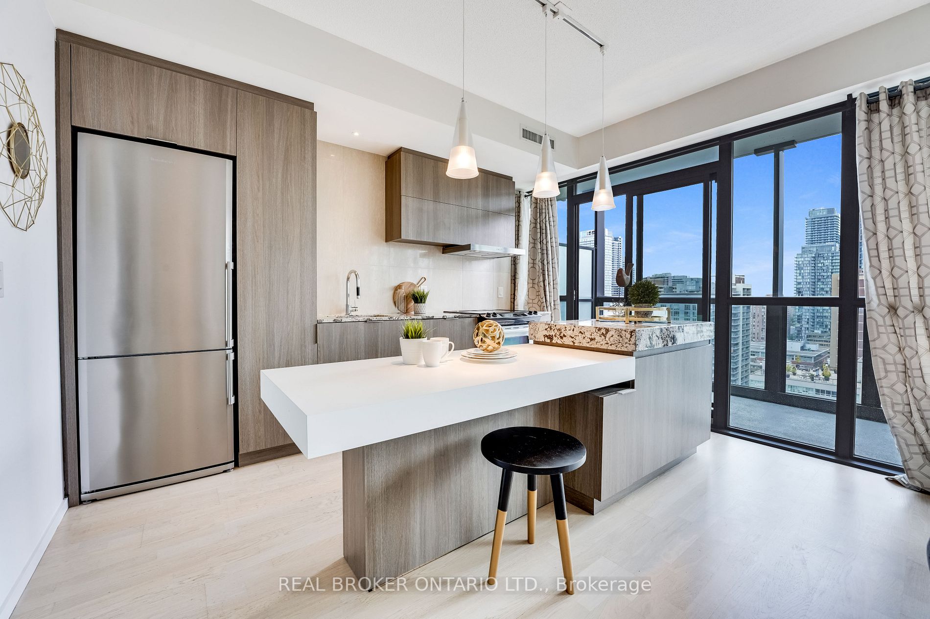 101 Charles St E, #2005