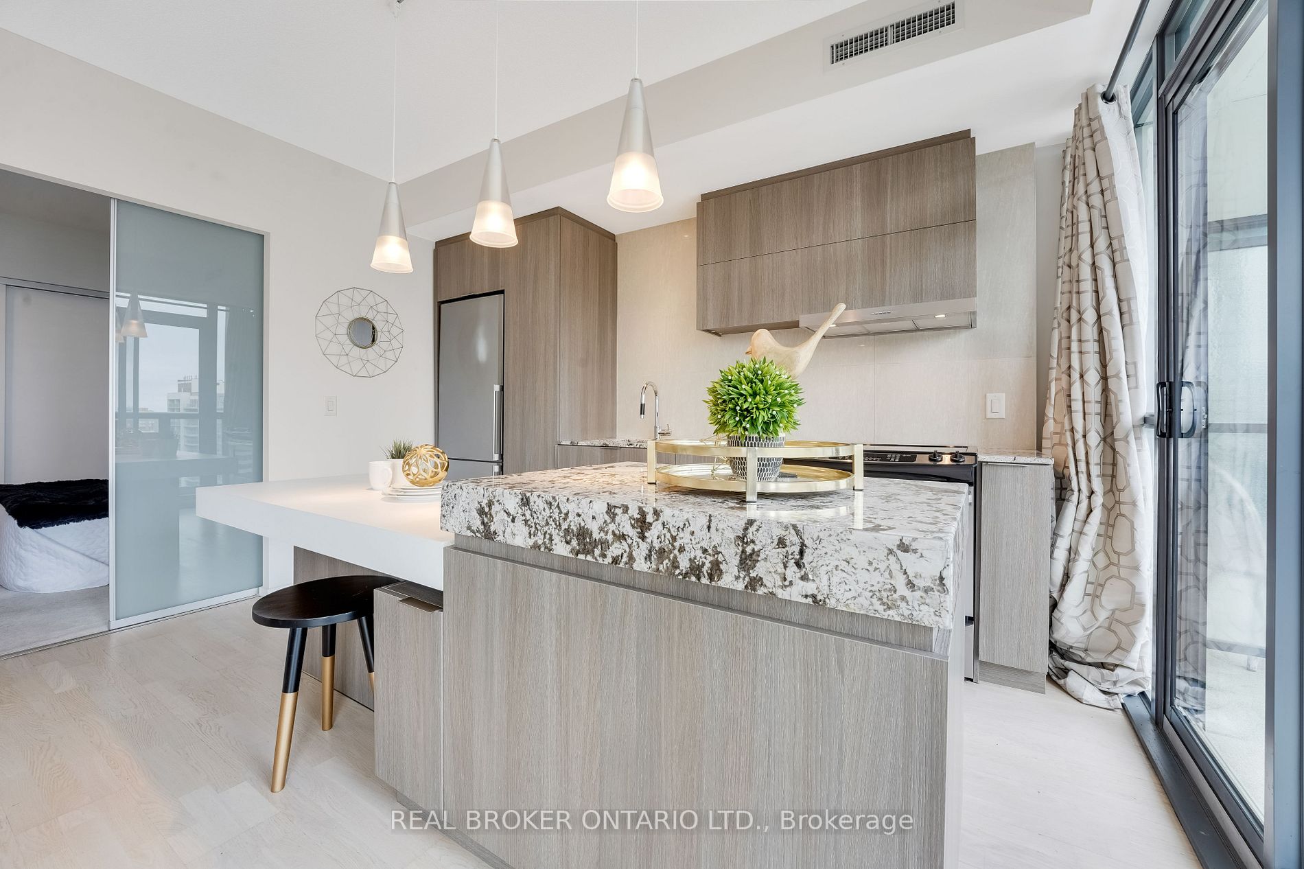 101 Charles St E, #2005