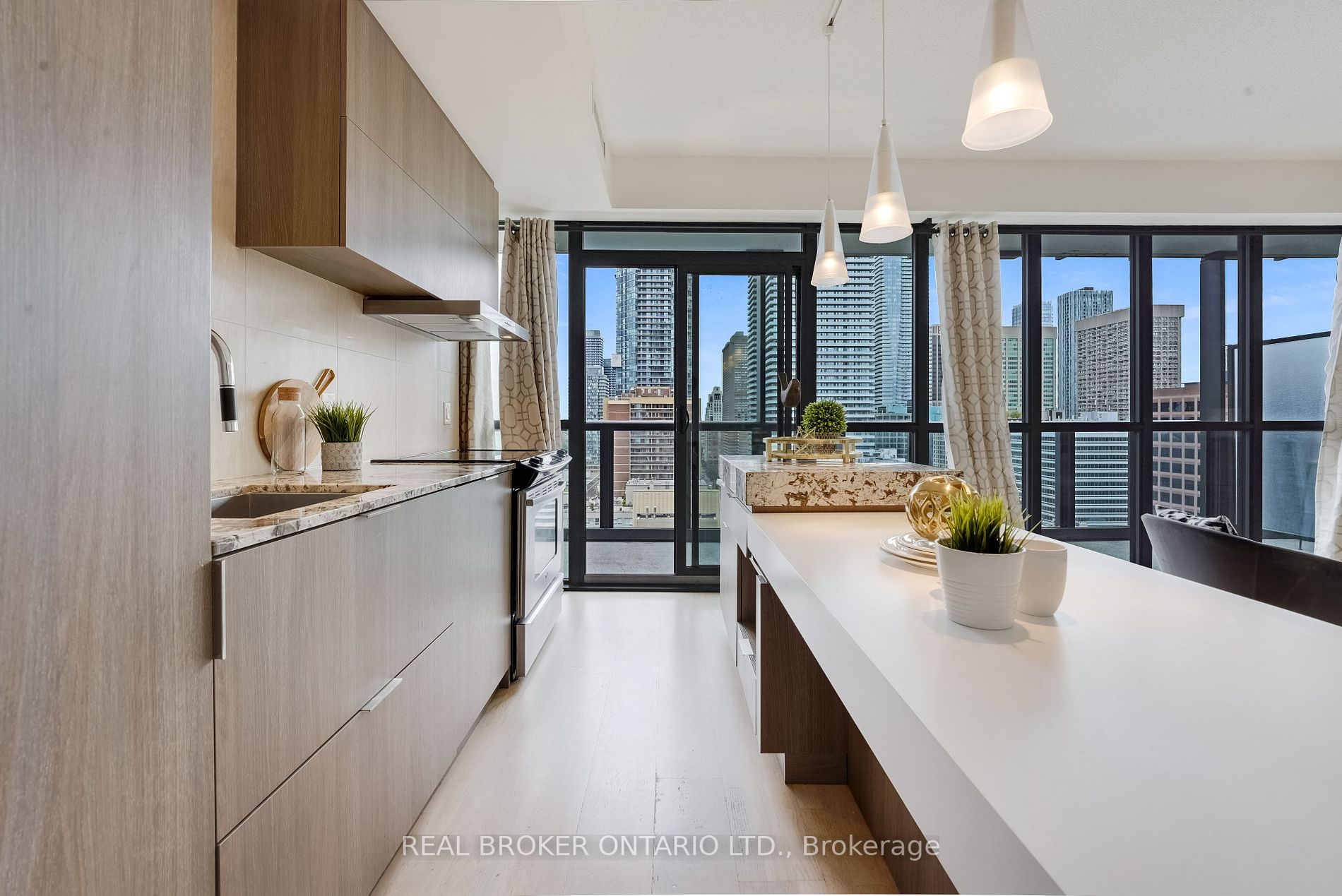 101 Charles St E, #2005