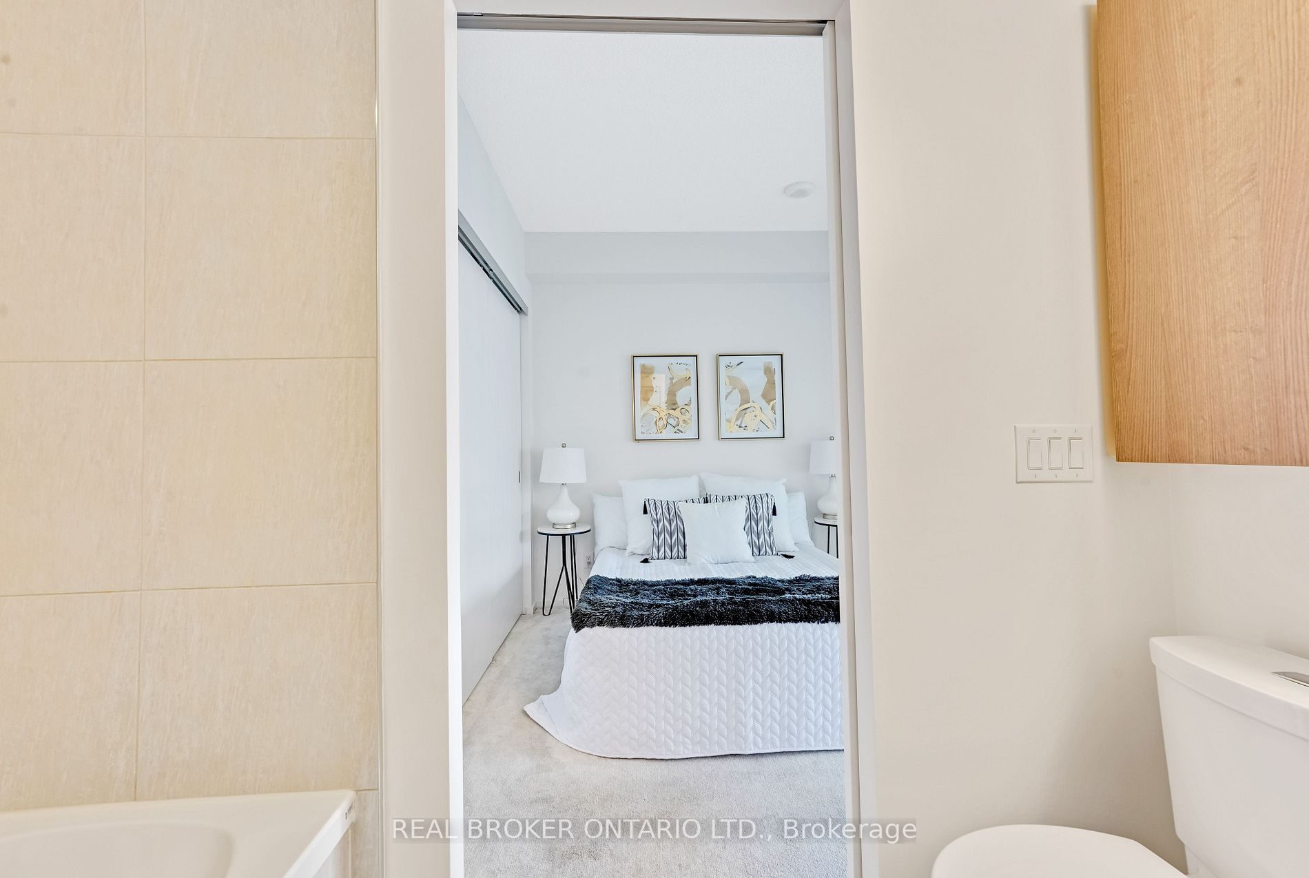 101 Charles St E, #2005