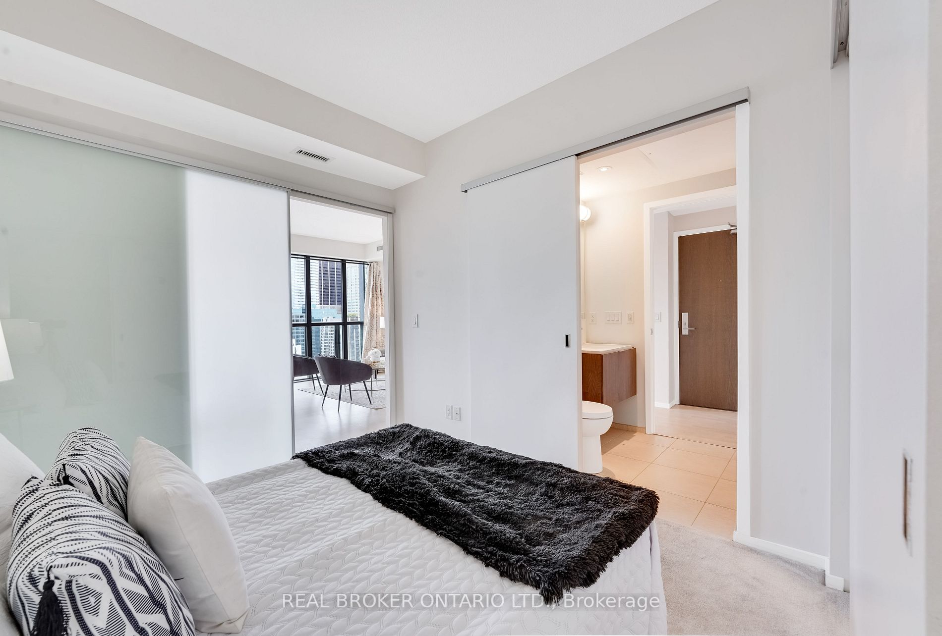 101 Charles St E, #2005