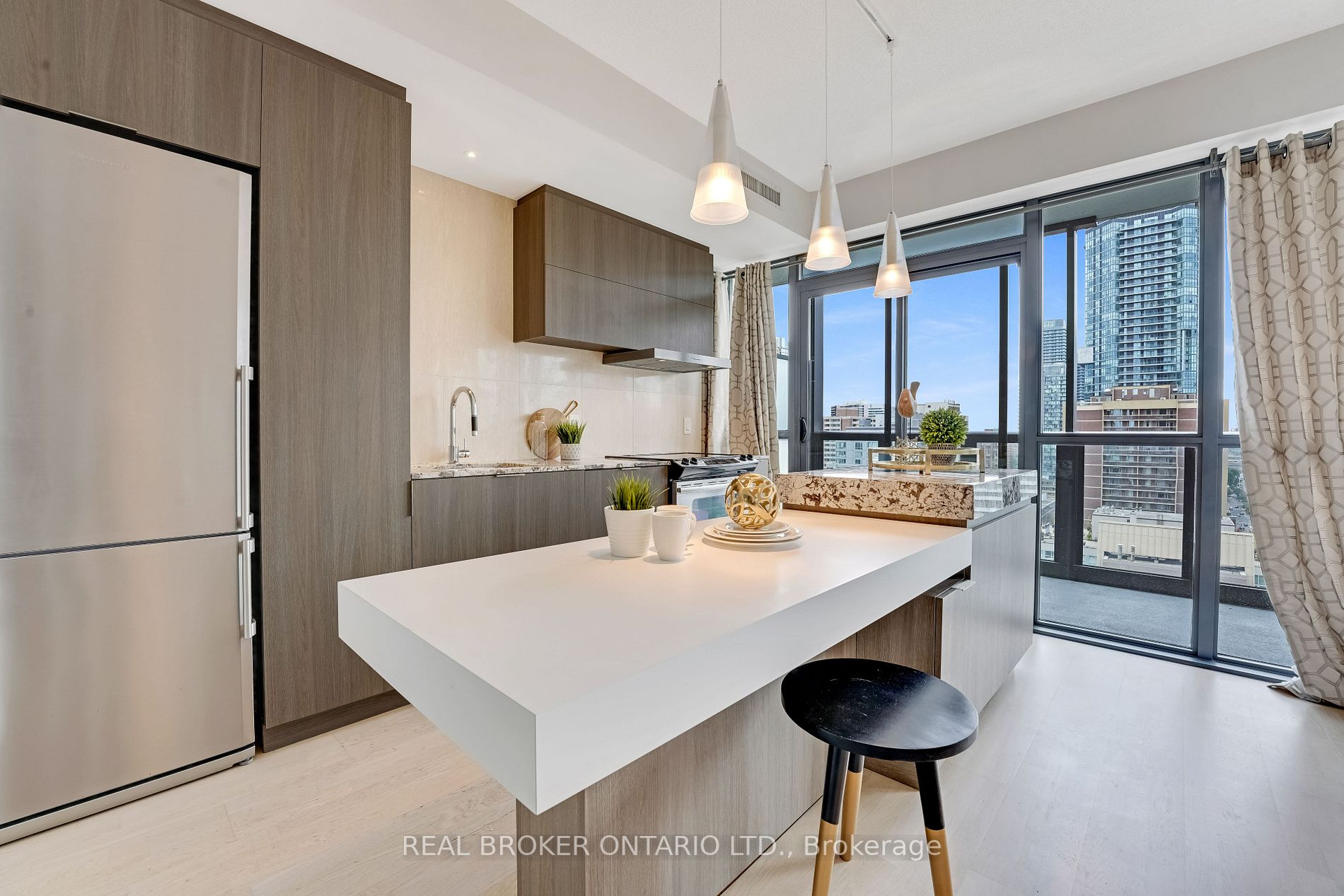 101 Charles St E, #2005