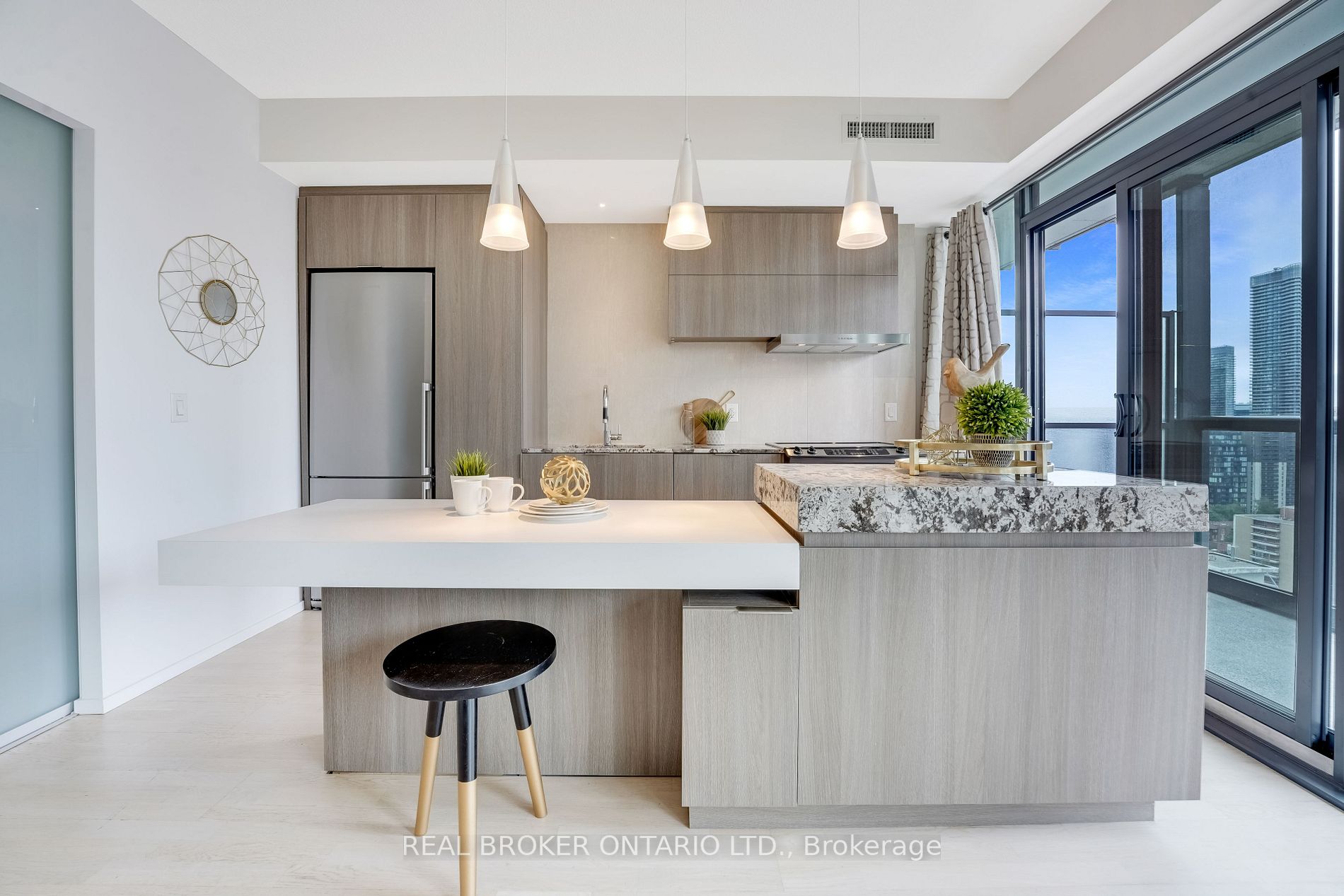 101 Charles St E, #2005